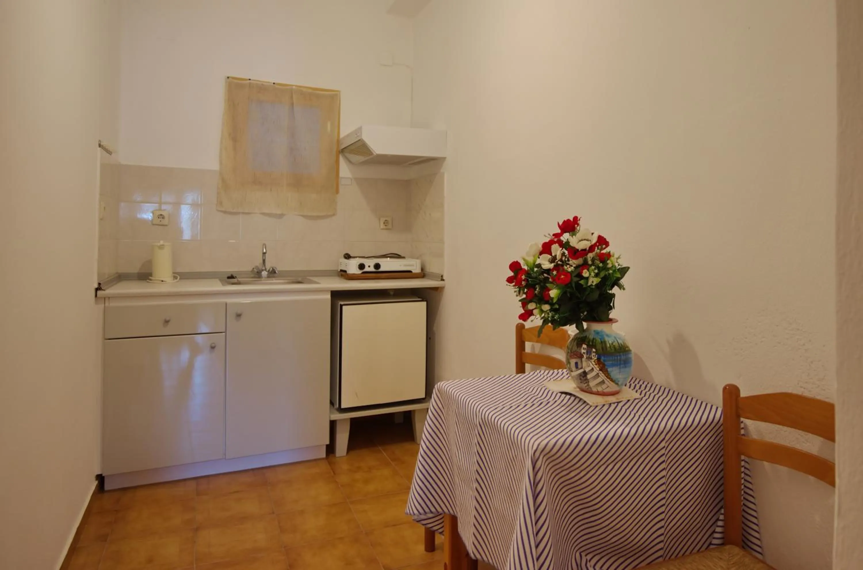 Kitchen or kitchenette in Haravgi Hotel