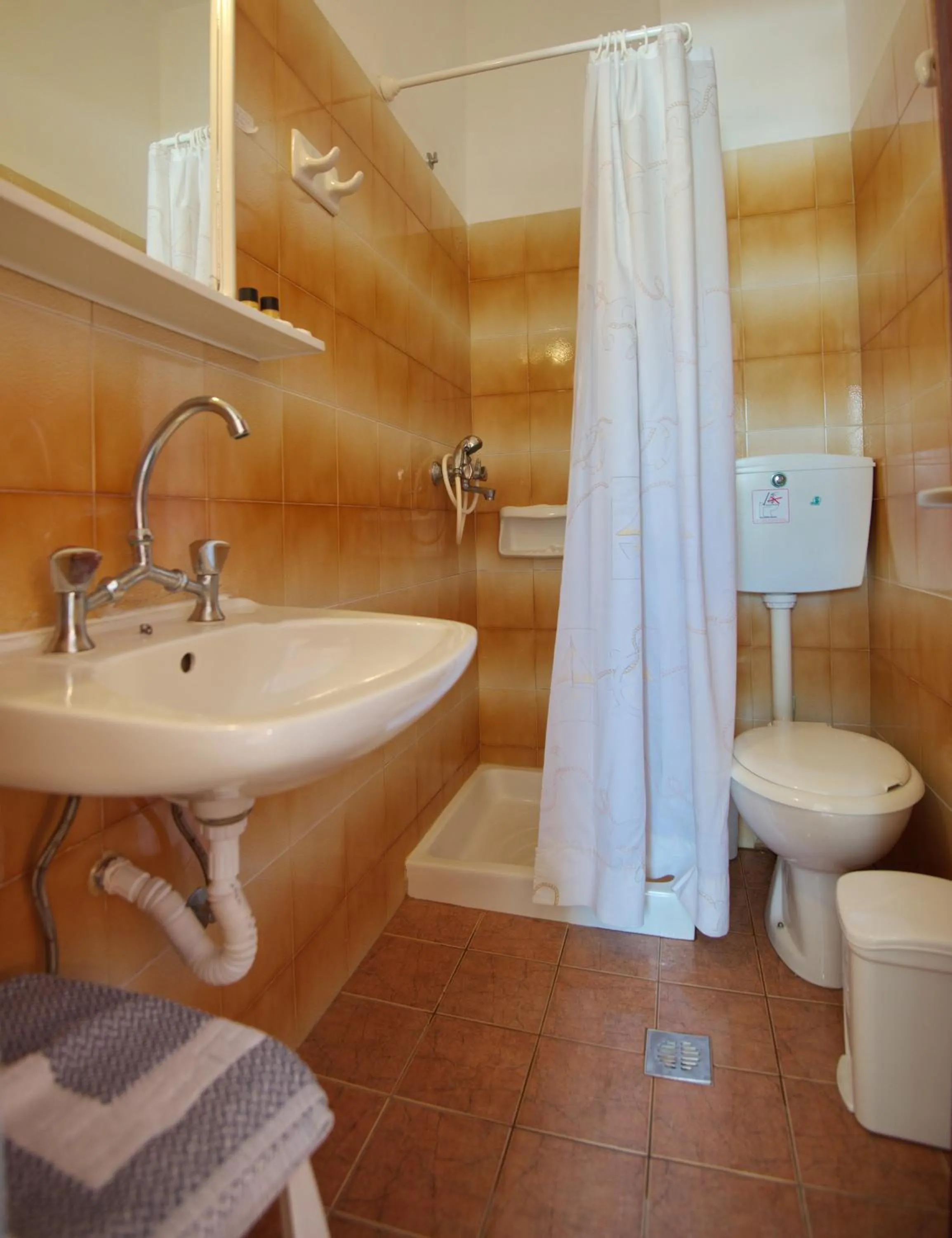 Toilet in Haravgi Hotel