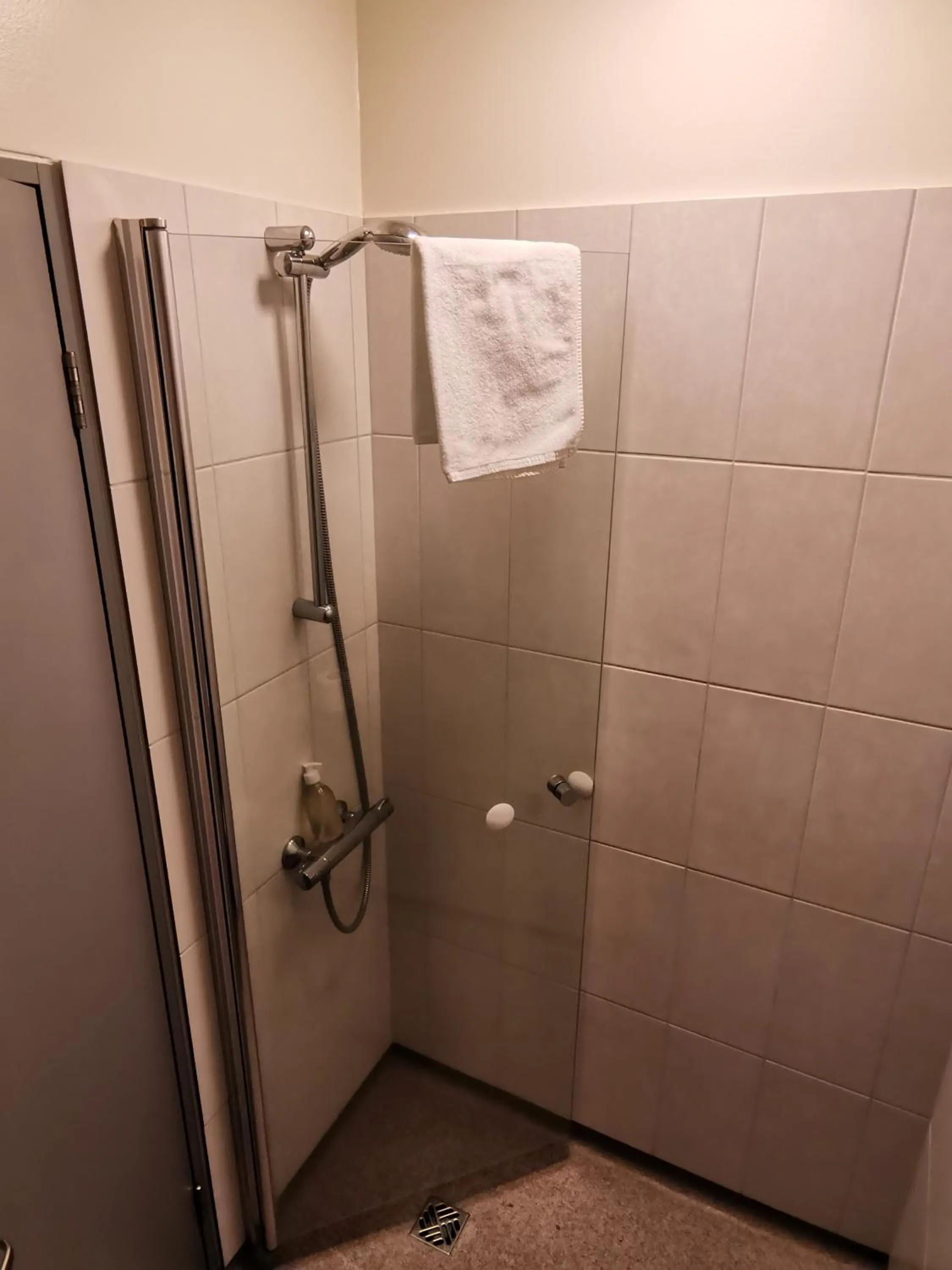Shower in Hotel Mikligardur