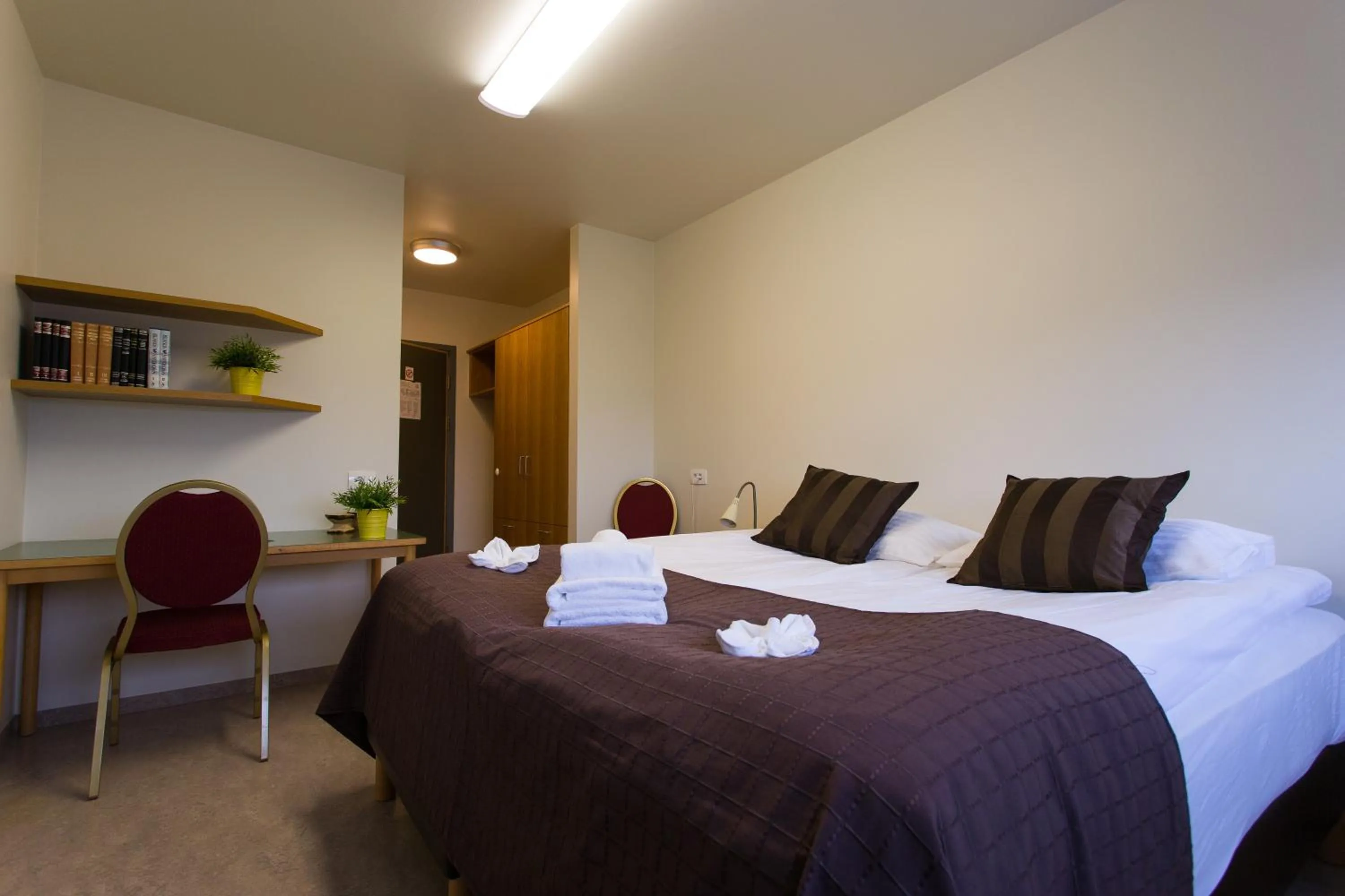 Bedroom, Bed in Hotel Mikligardur