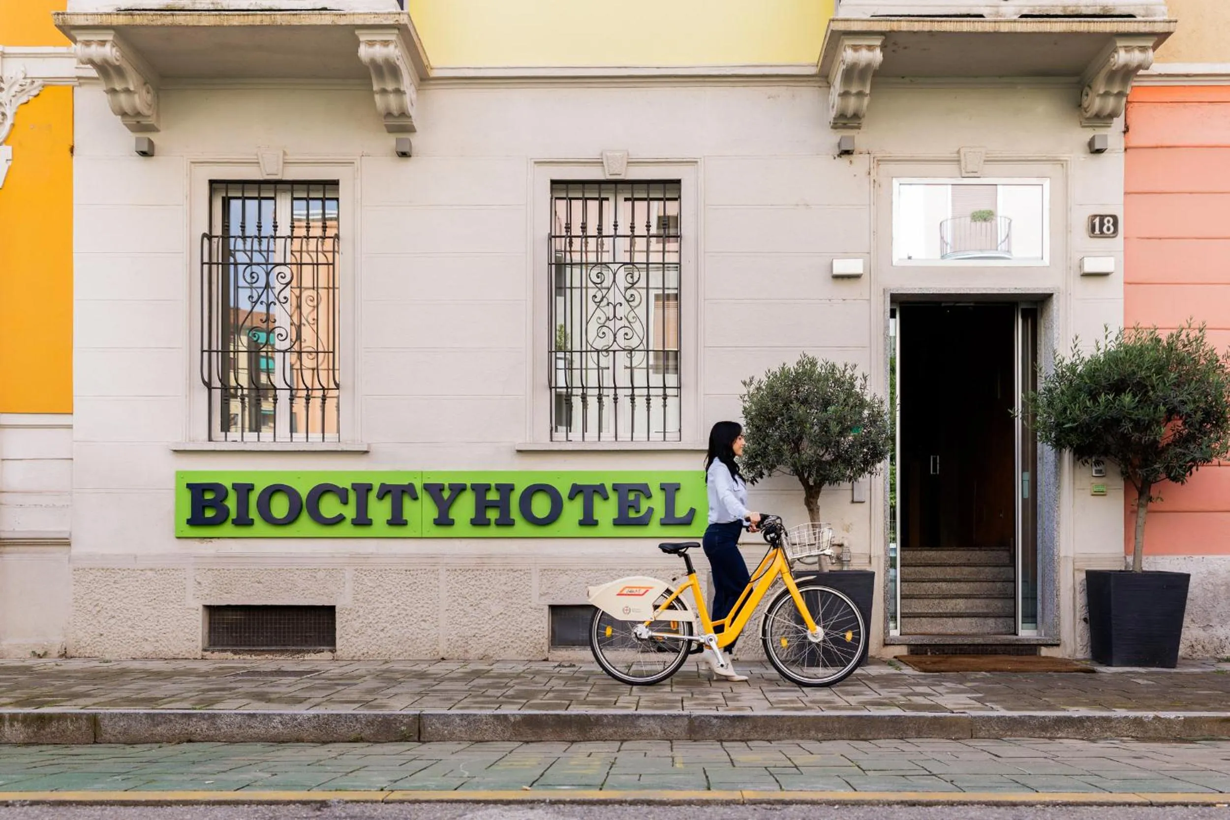 Facade/entrance in Biocity