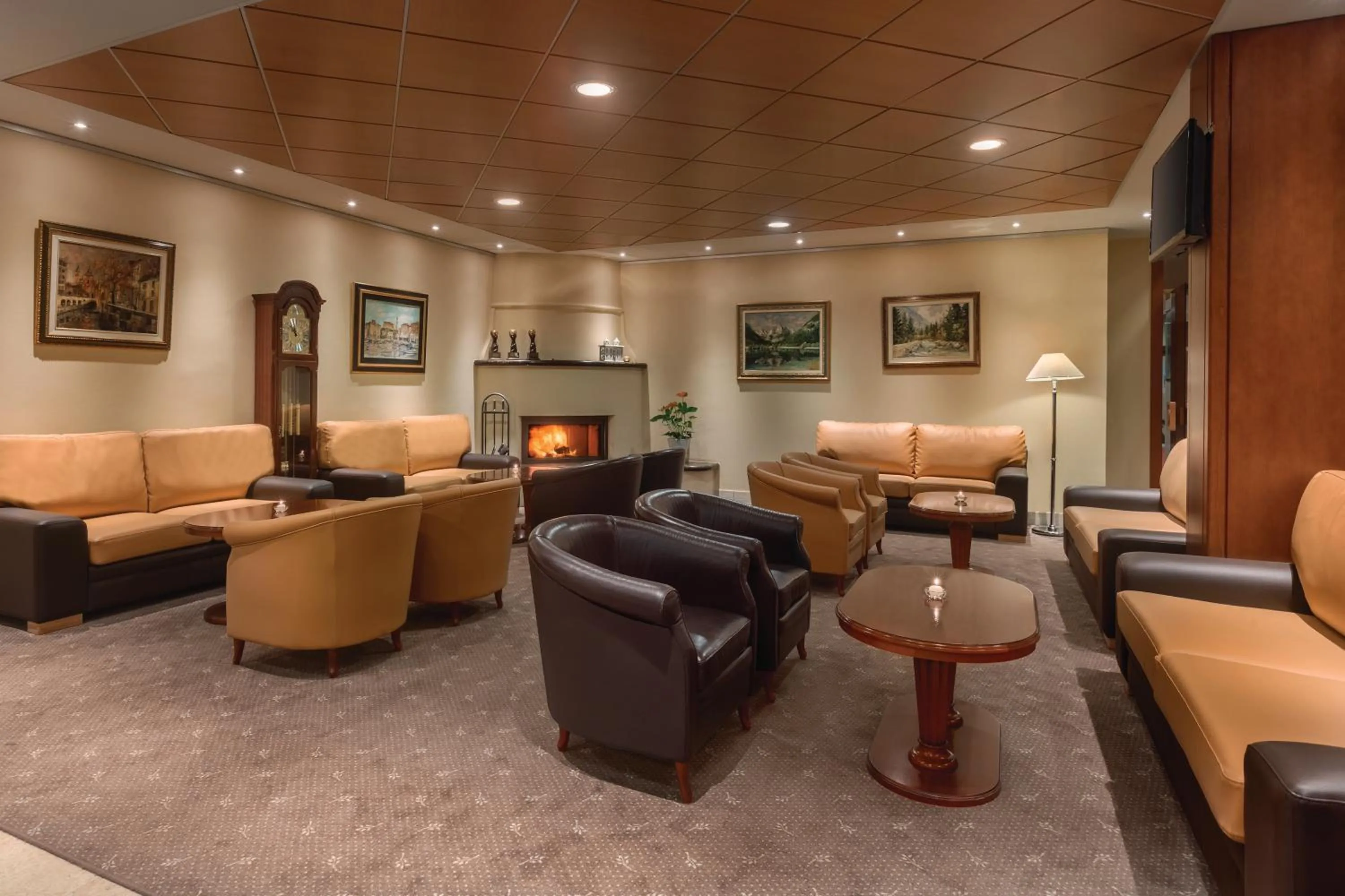 Communal lounge/ TV room in Ramada Resort Kranjska Gora