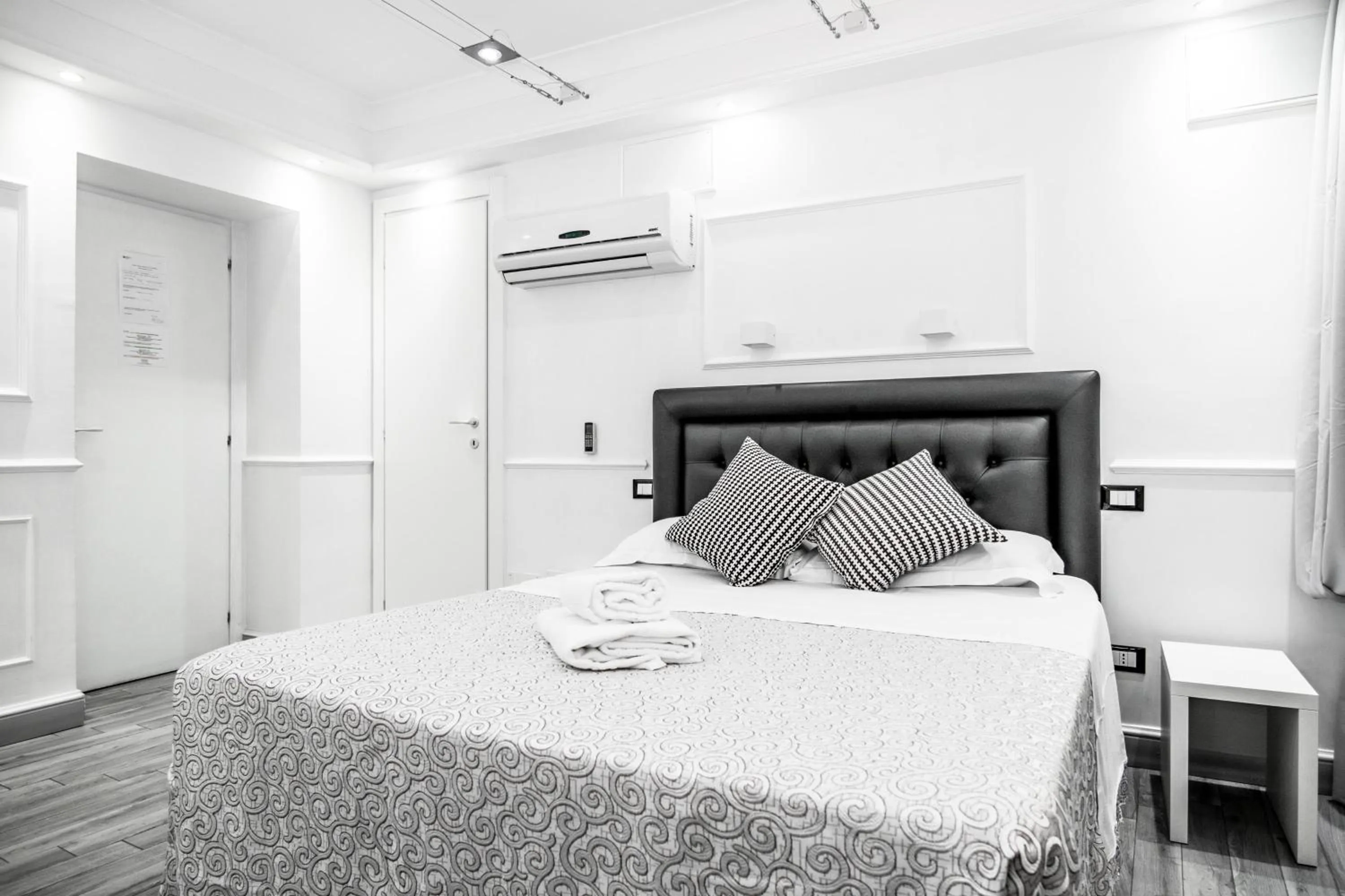 Photo of the whole room, Bed in Locanda Parlamento