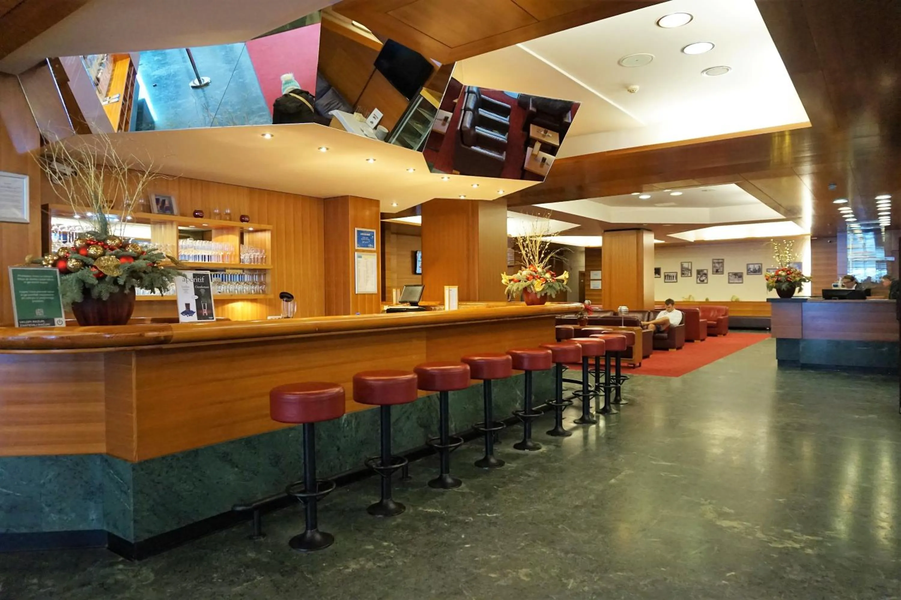 Restaurant/places to eat in Hotel Kompas