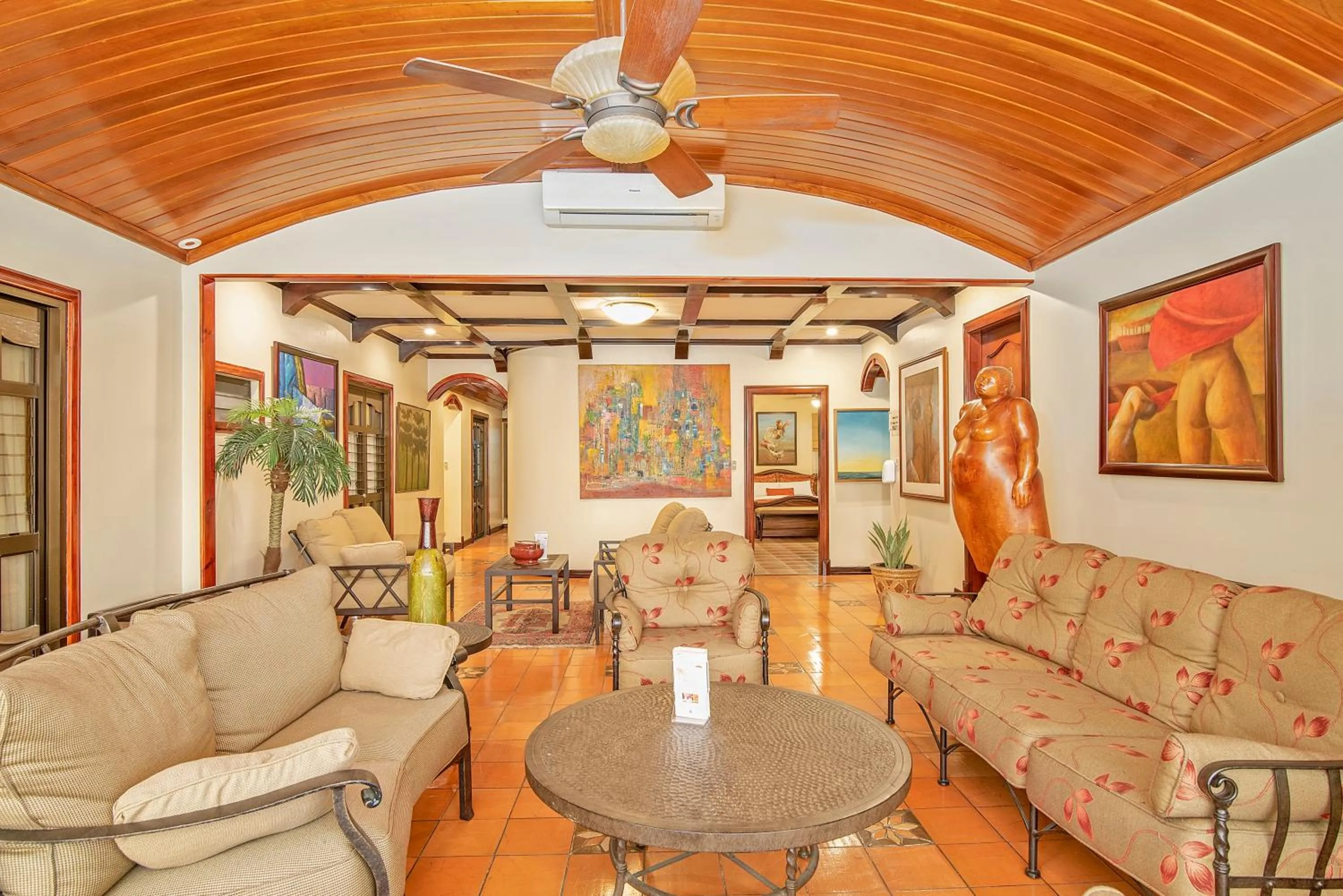 Restaurant/places to eat in Hotel Casa Roland San Jose