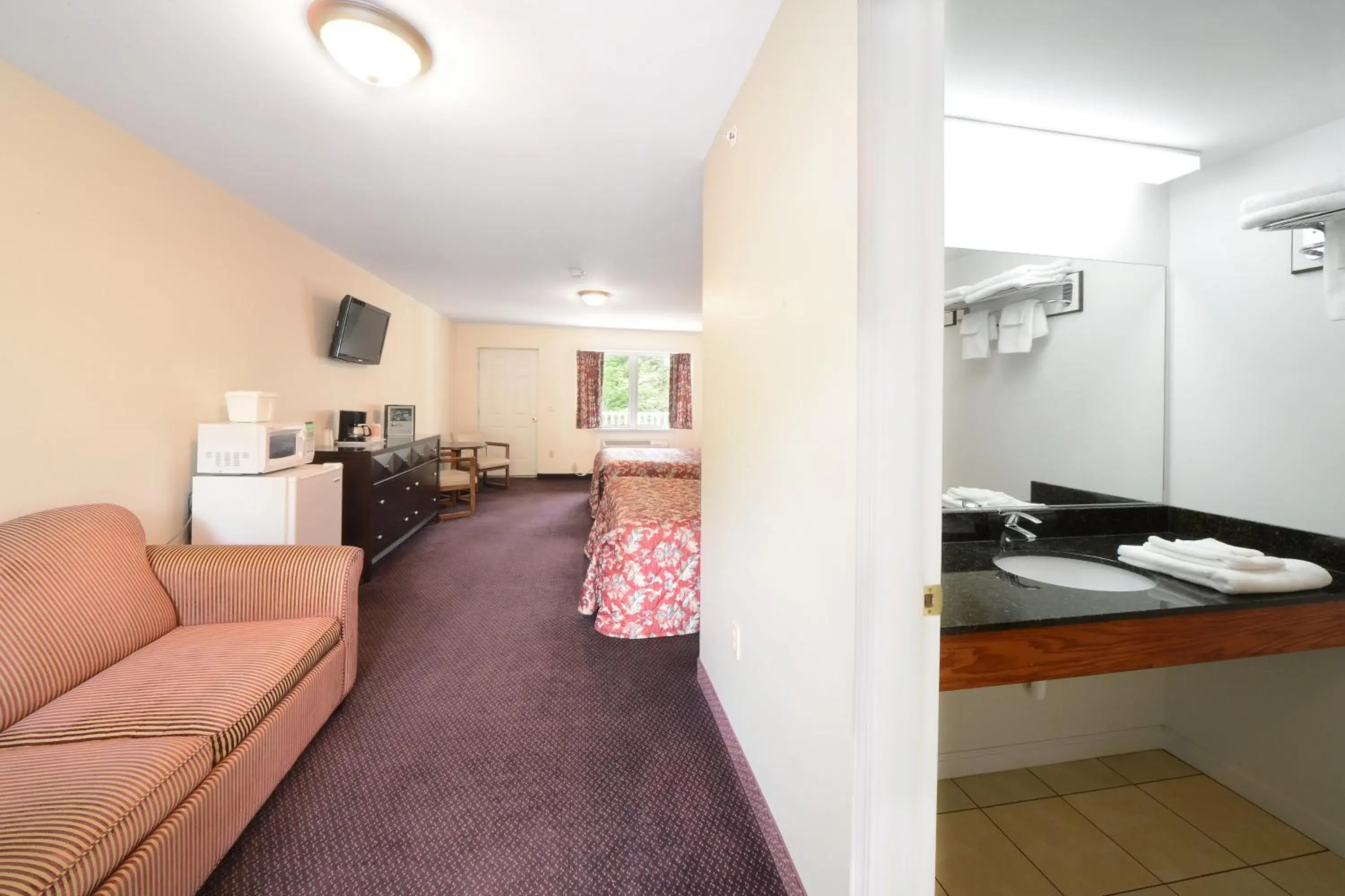 Suite with Kitchen in Studio Motel of Lake George Suite with Kitchen in Studio Motel of Lake George