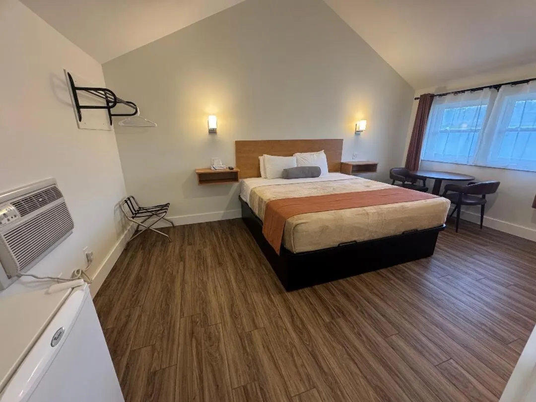 Photo of the whole room, Bed in Studio Motel of Lake George