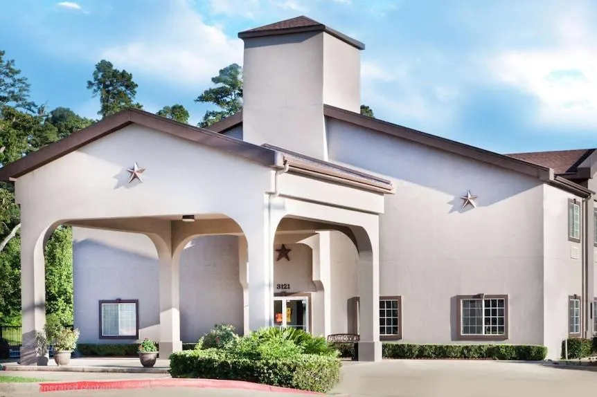 Property building in Hotel Piney Woods