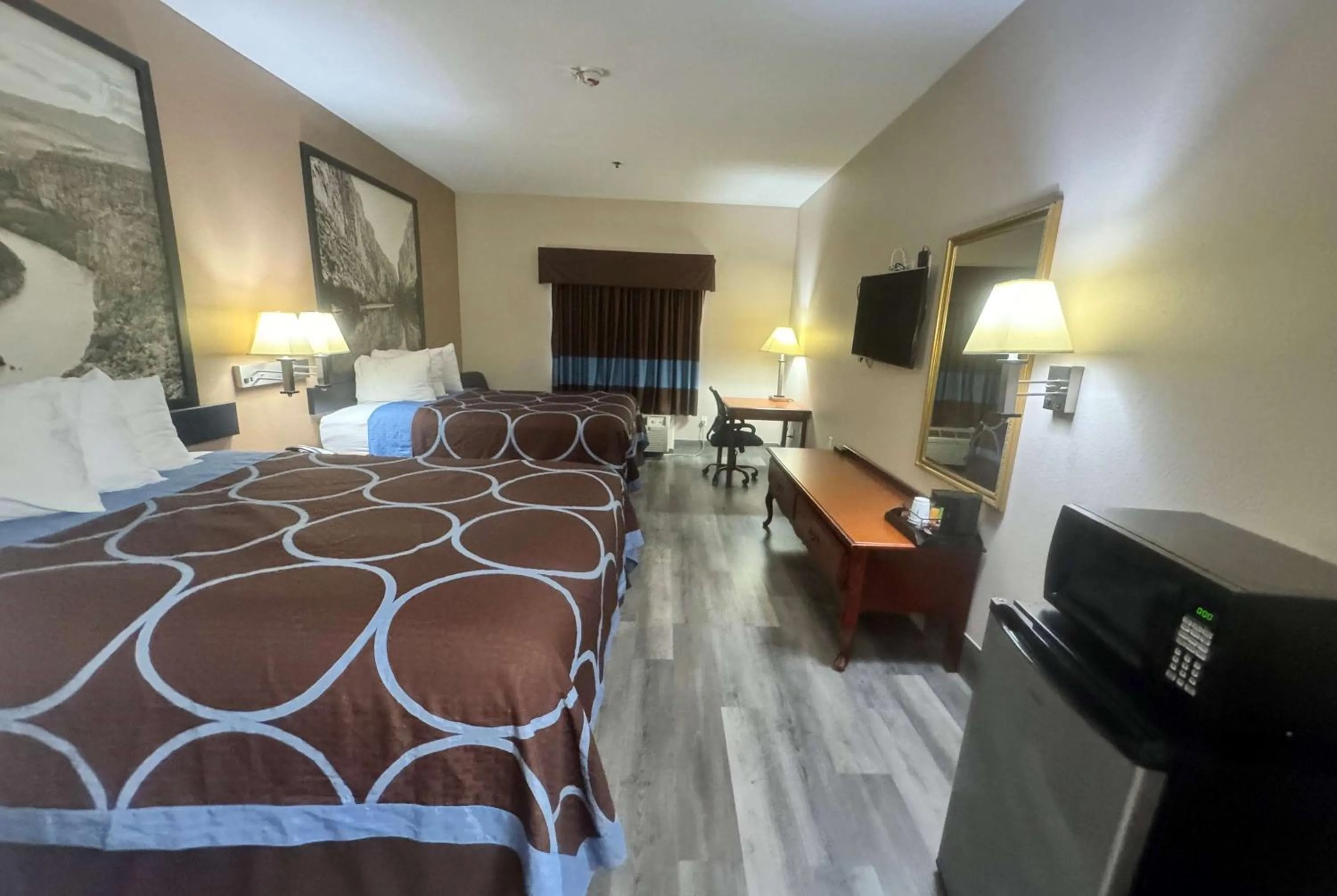 Photo of the whole room in Hotel Piney Woods