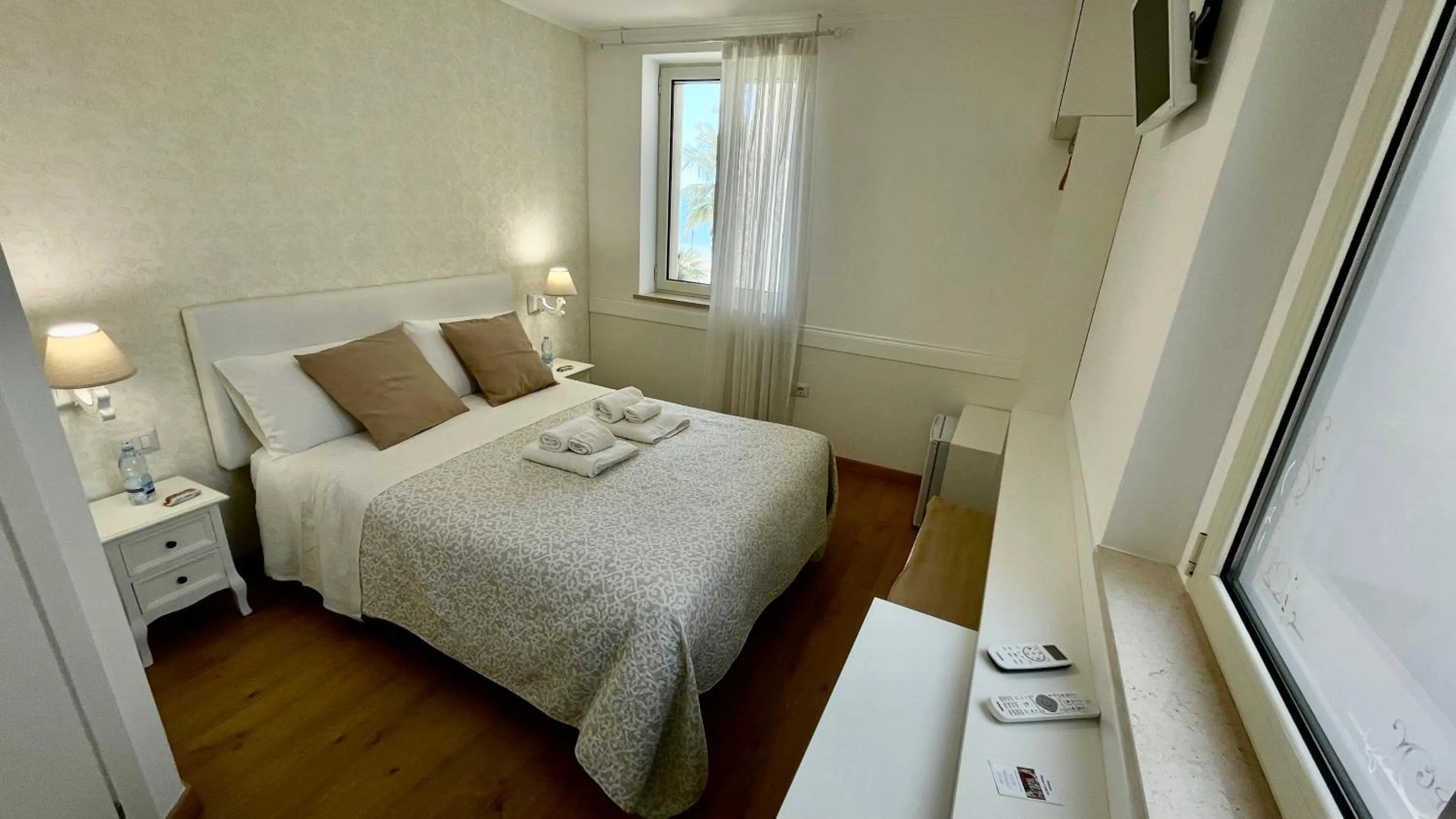 Queen Room with Sea View in Domus Bianca Lancia