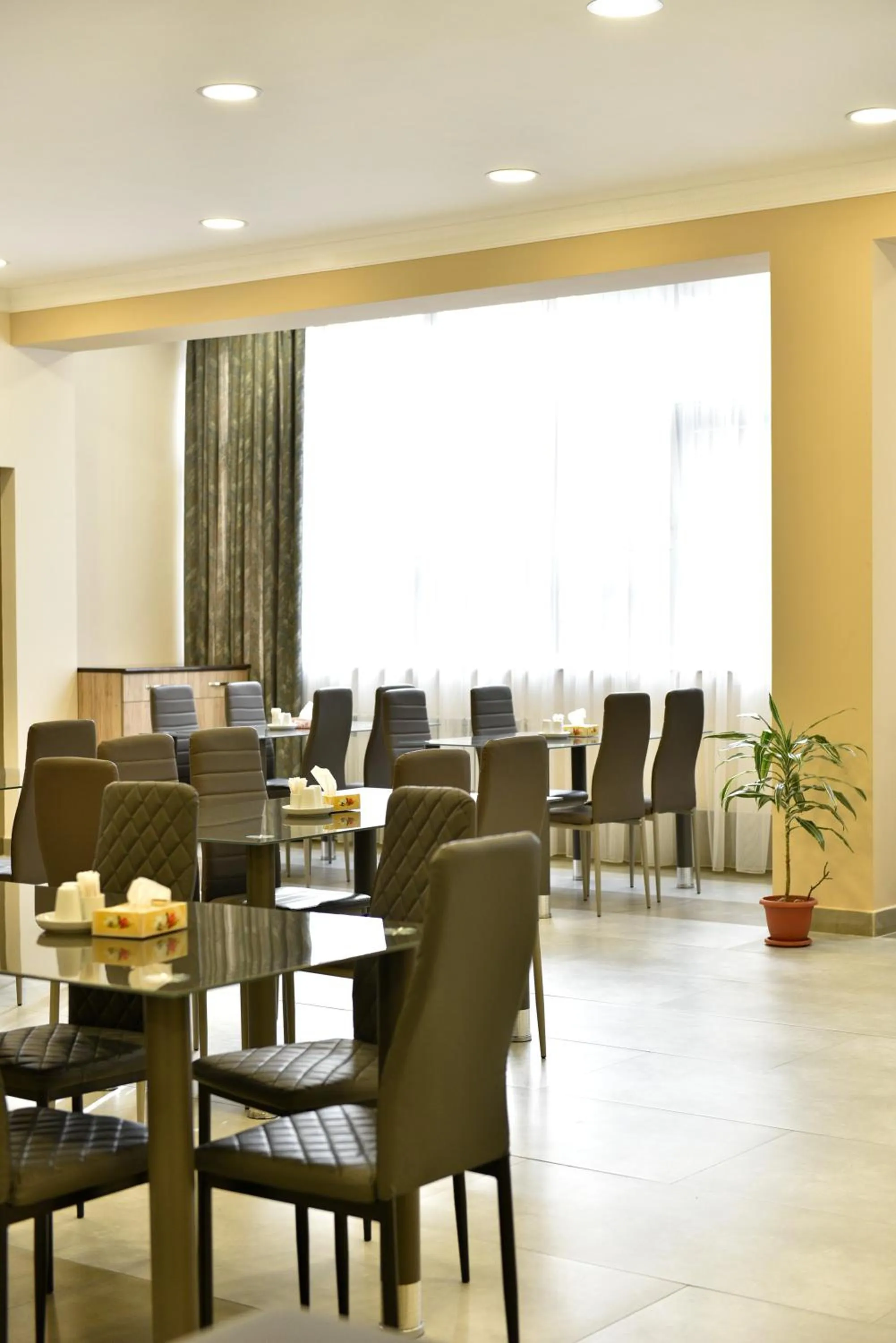 Restaurant/places to eat in GreenWood Hotel