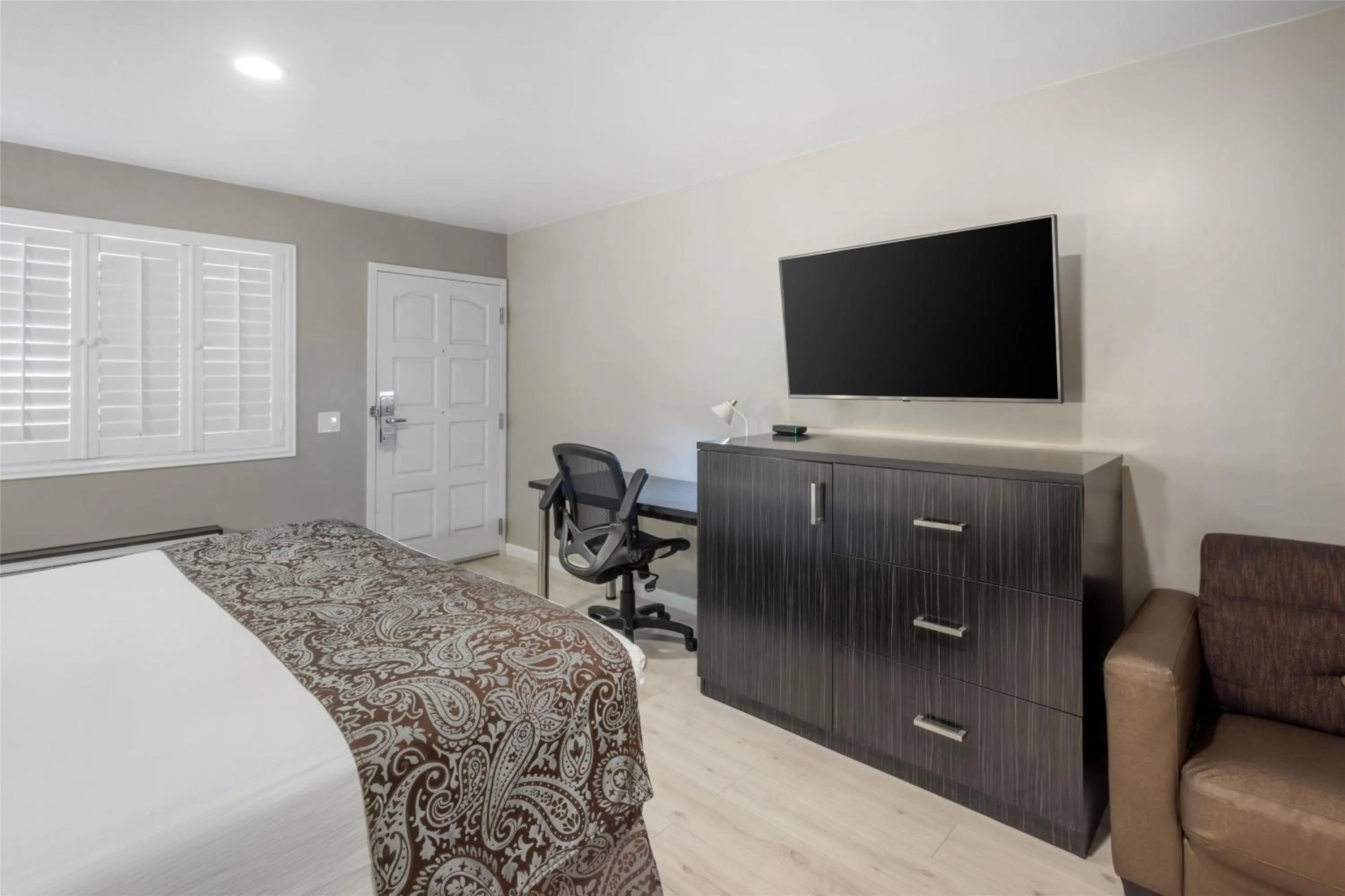 Bedroom, Bed in SureStay Plus by Best Western Santa Clara Silicon Valley