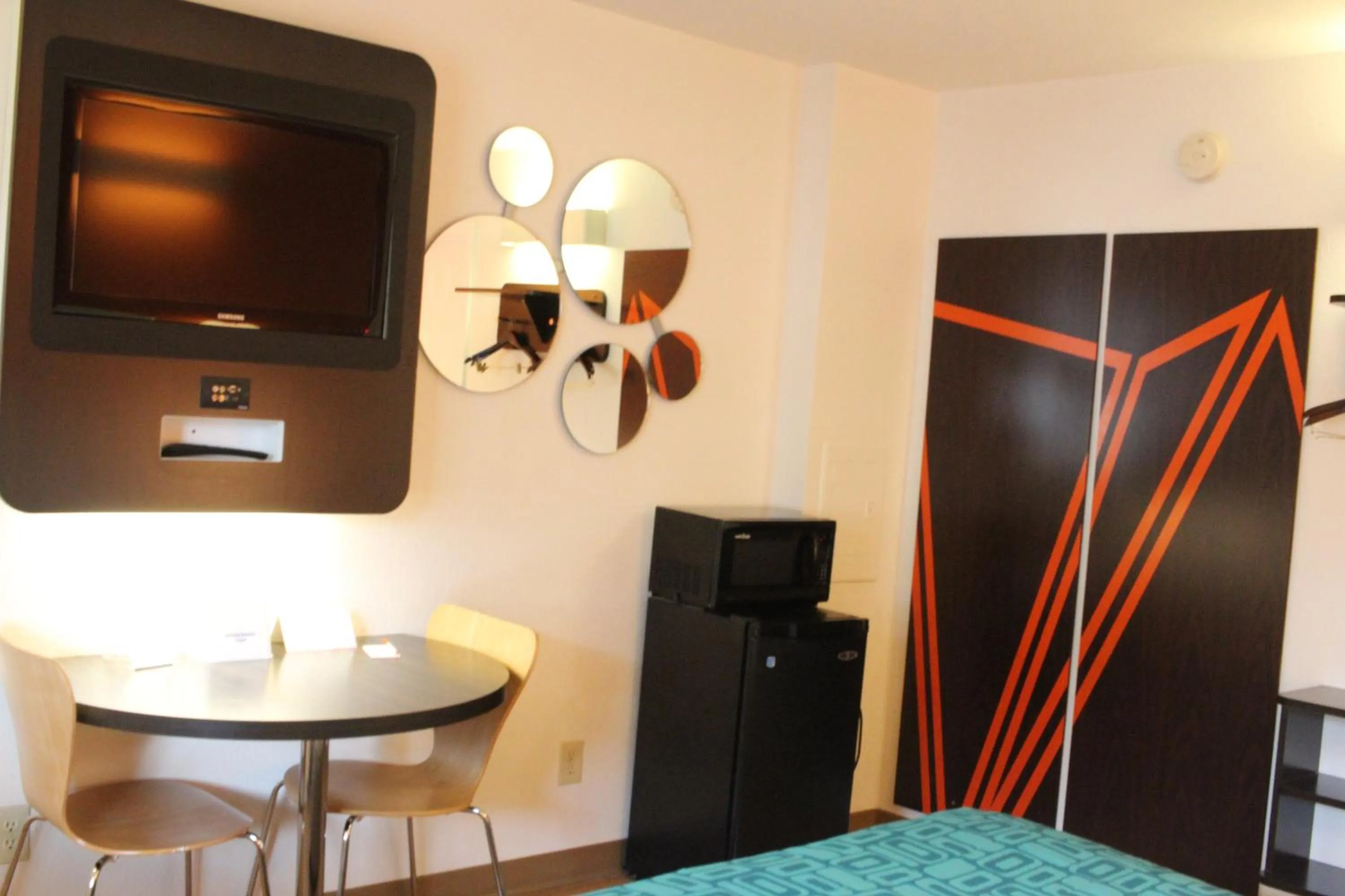 TV and multimedia, Bed in Howard Johnson by Wyndham Lake George