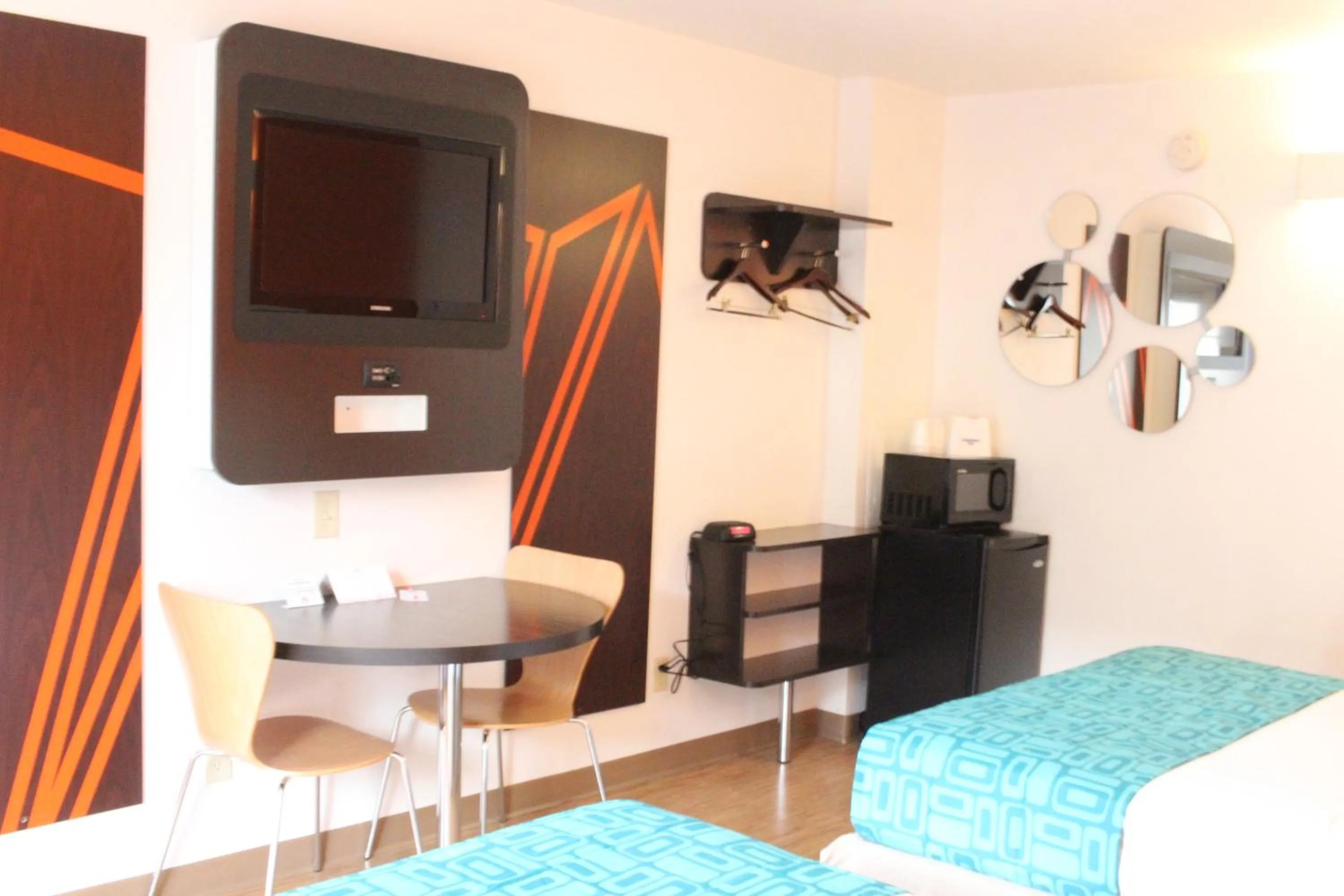 Photo of the whole room, Bed in Howard Johnson by Wyndham Lake George