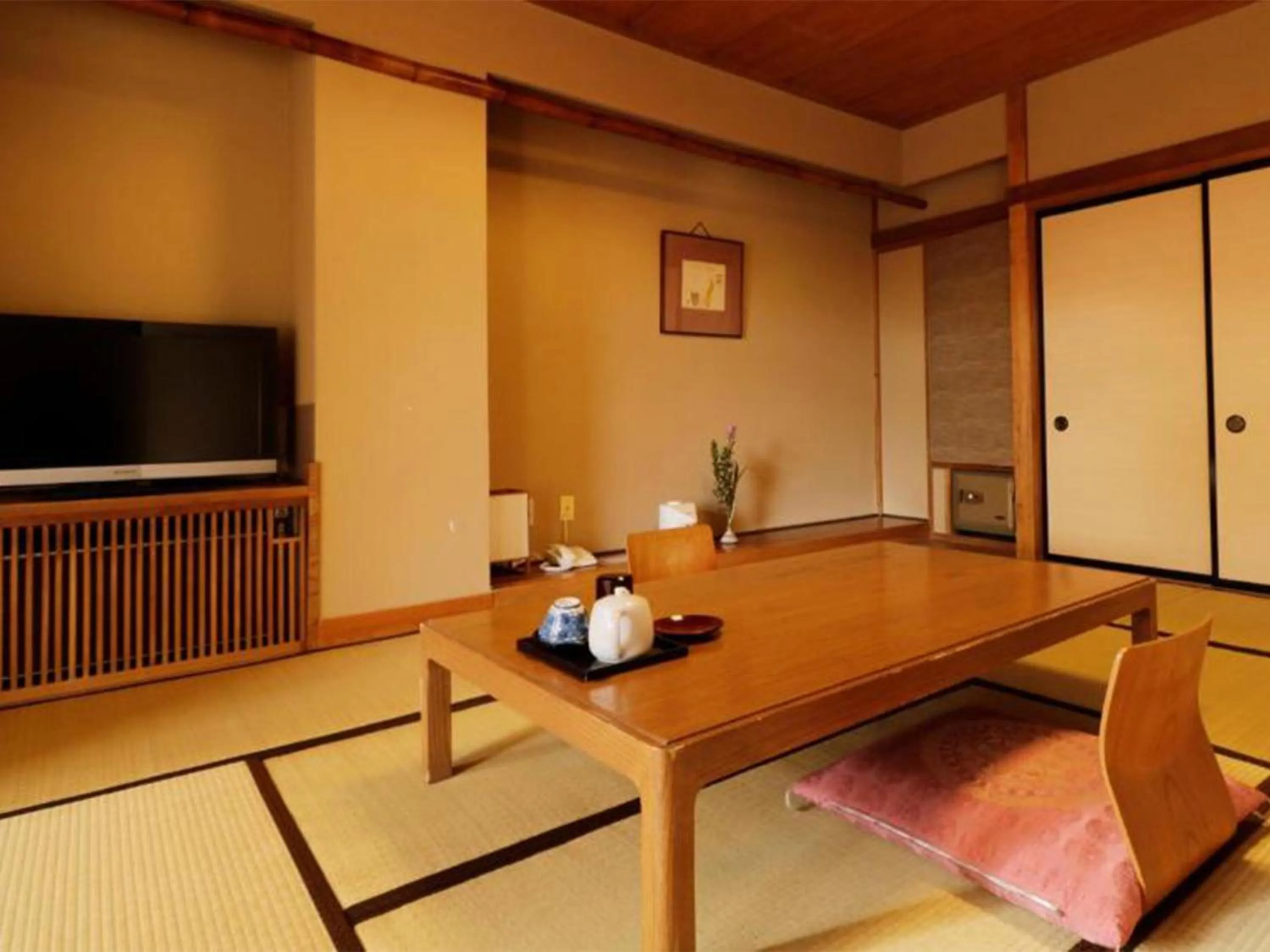 Living room in Wakaki Ryokan - Nasu Yumoto Onsen
