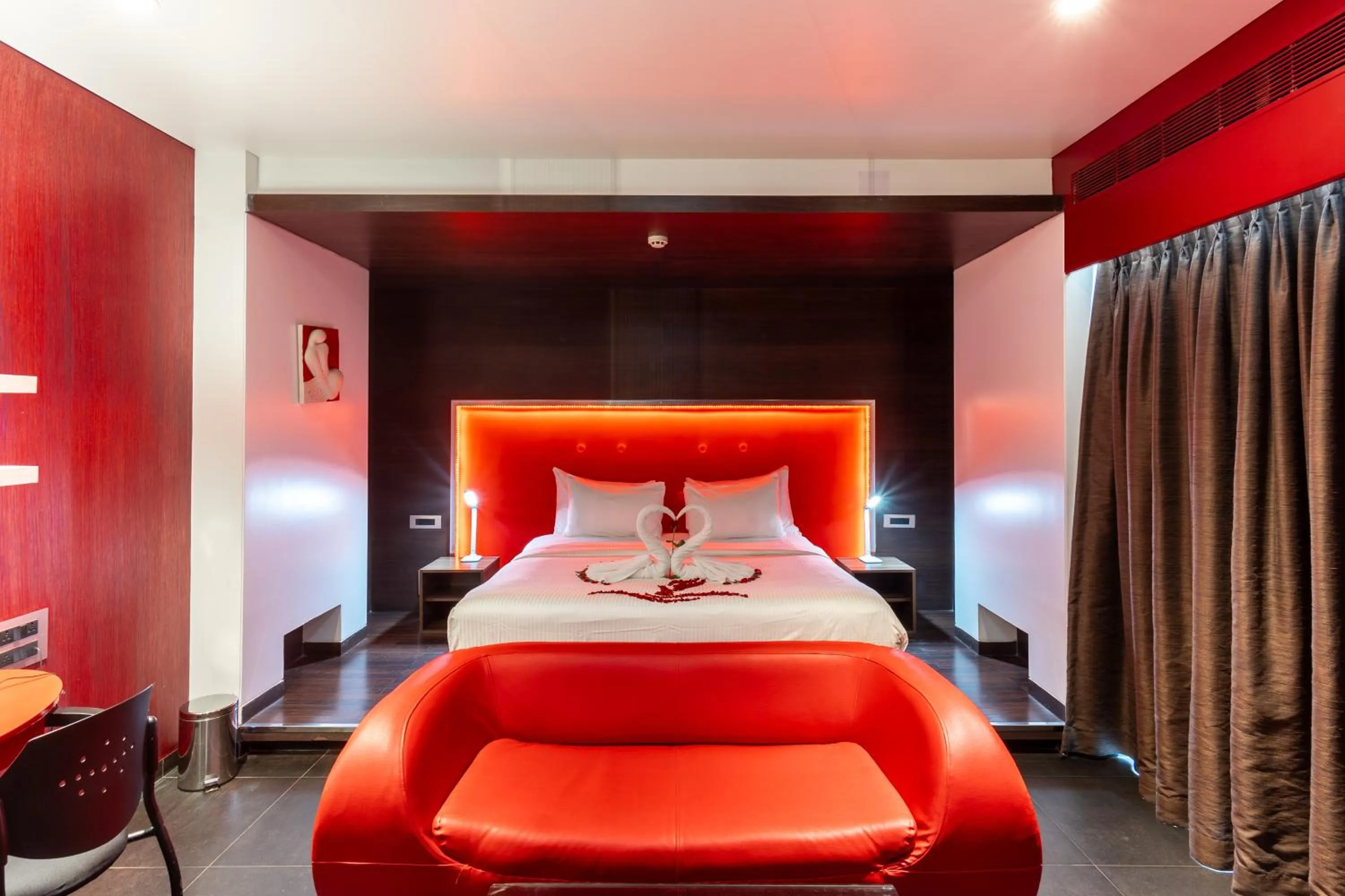 Balcony/Terrace, Bed in Fahrenheit Hotels & Resorts