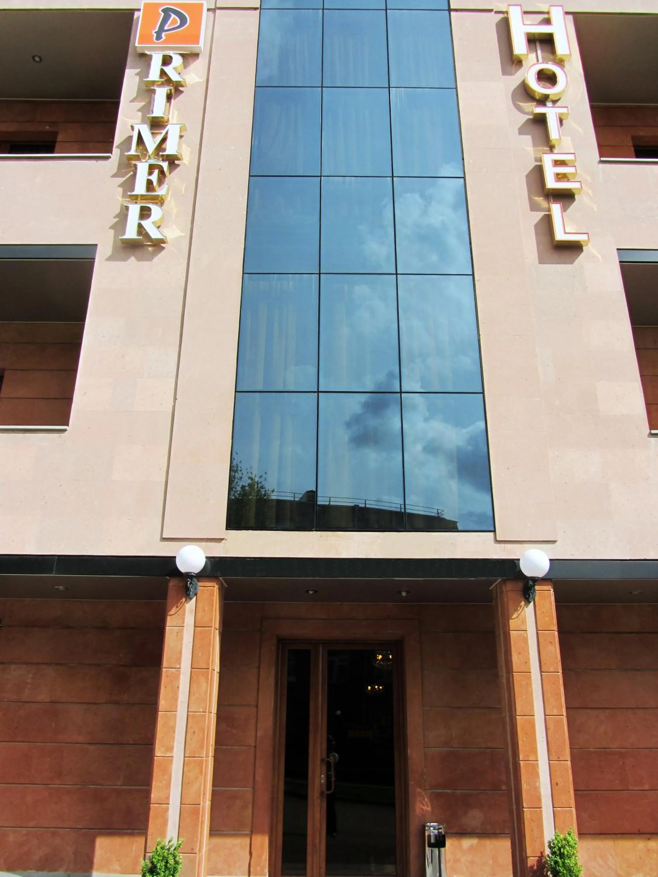 Facade/entrance in Primer Hotel