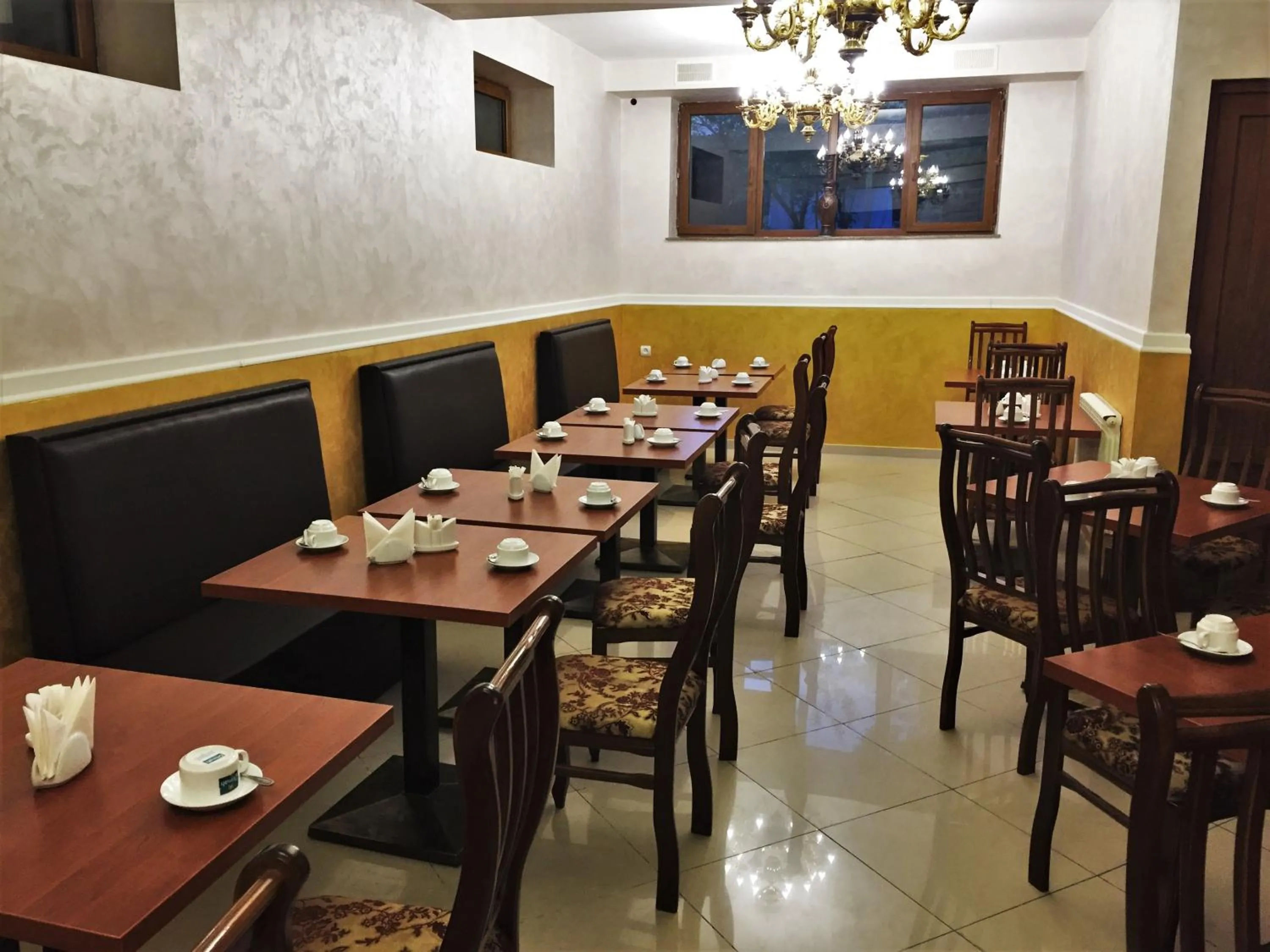 Restaurant/places to eat in Primer Hotel