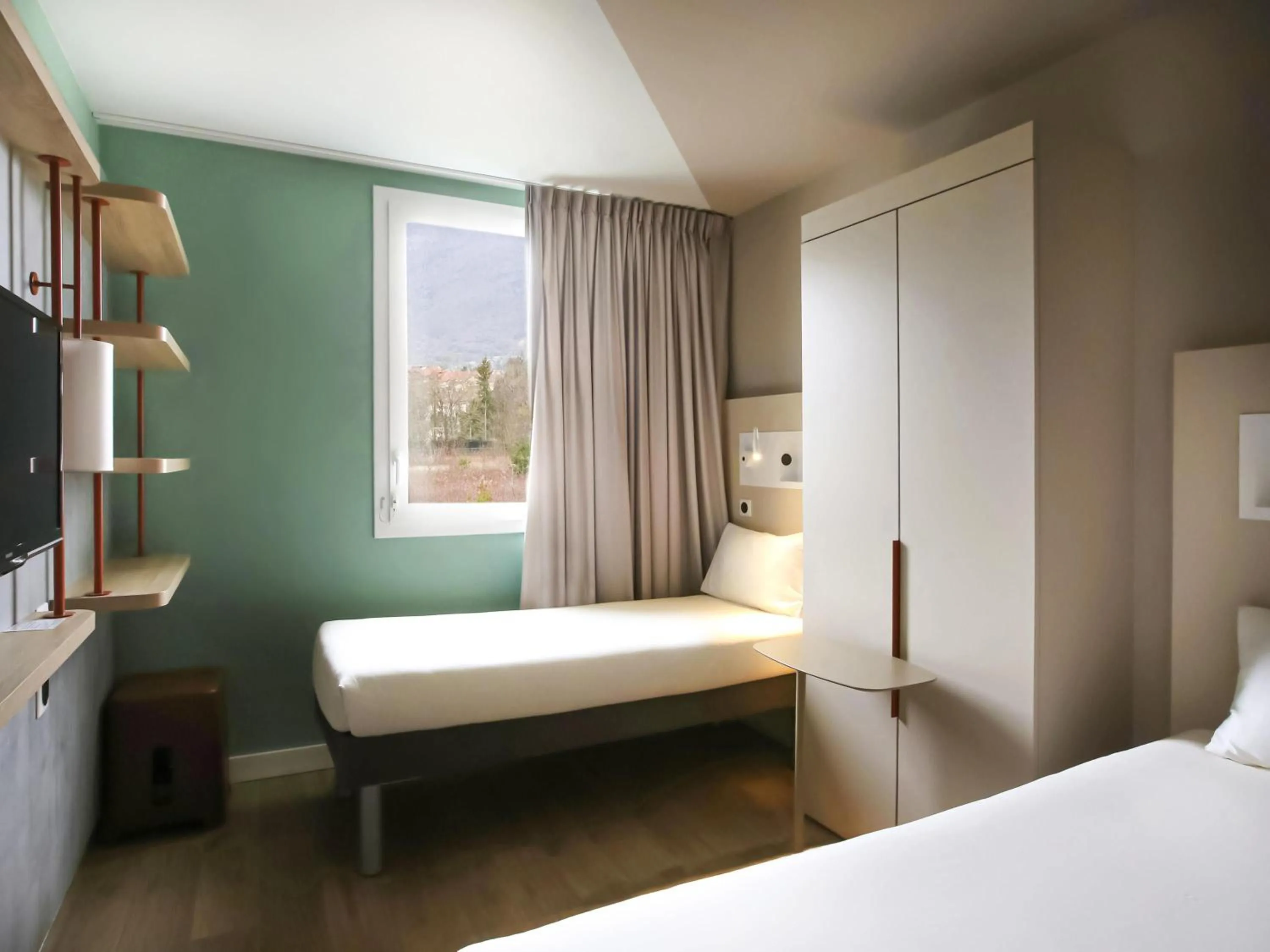 Bedroom, Bed in ibis budget Geneve Saint Genis Pouilly