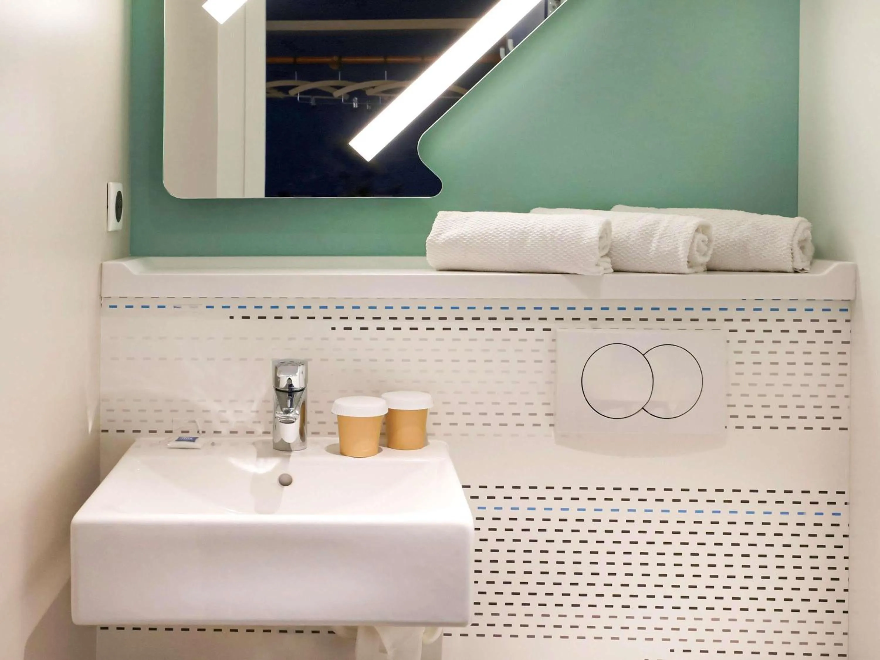 Bedroom in ibis budget Geneve Saint Genis Pouilly