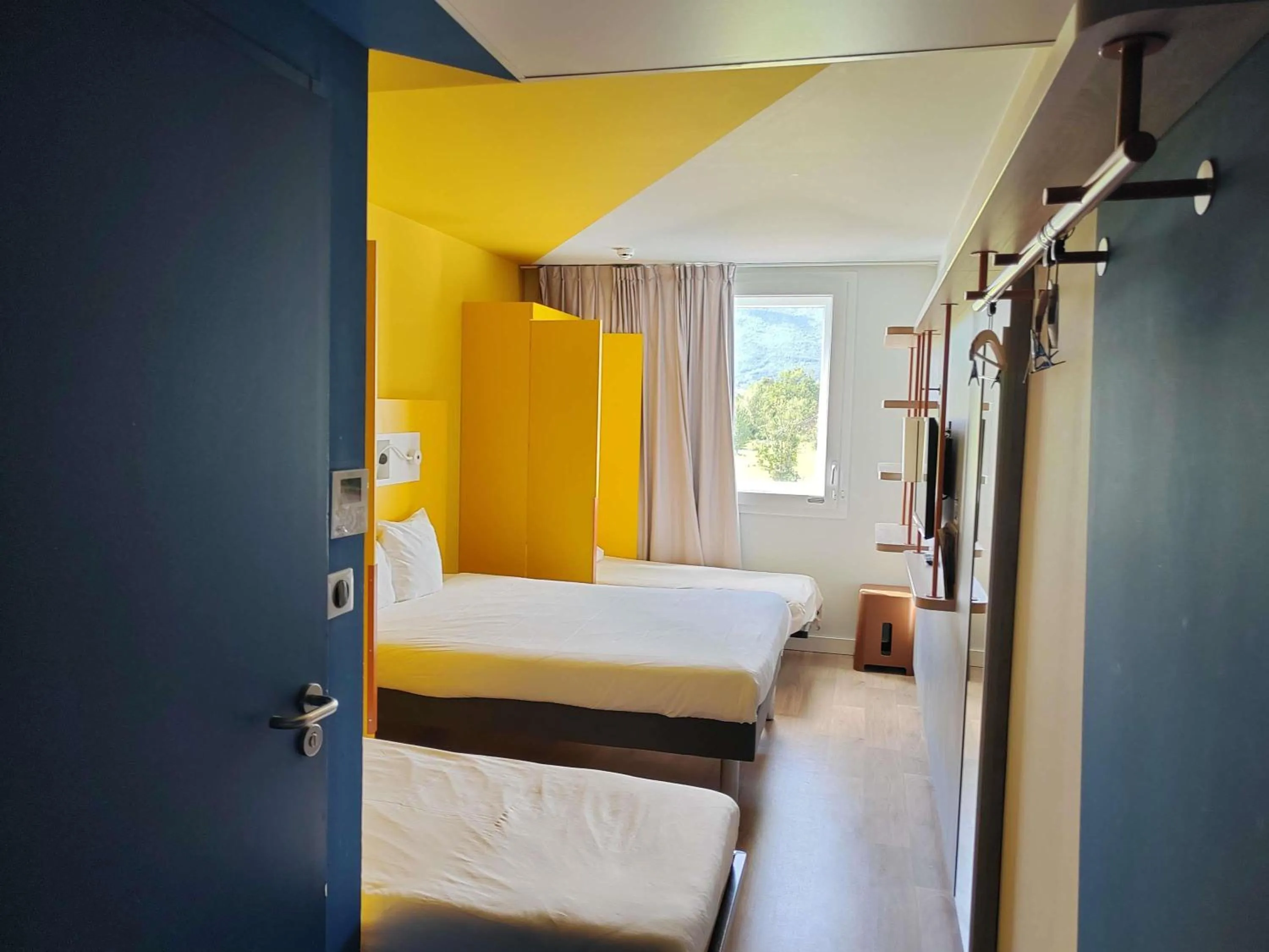 Bedroom, Bed in ibis budget Geneve Saint Genis Pouilly