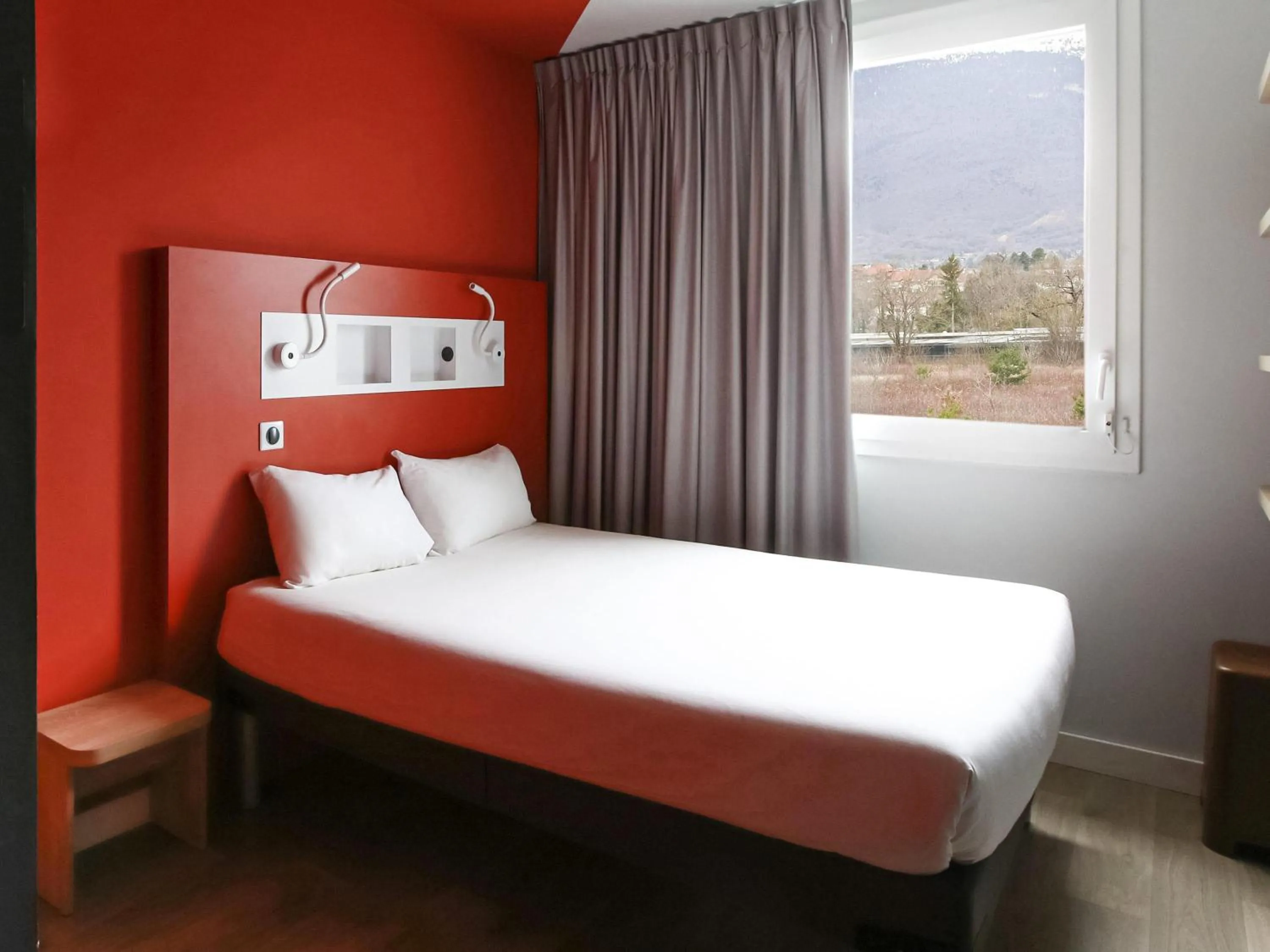 Bedroom, Bed in ibis budget Geneve Saint Genis Pouilly