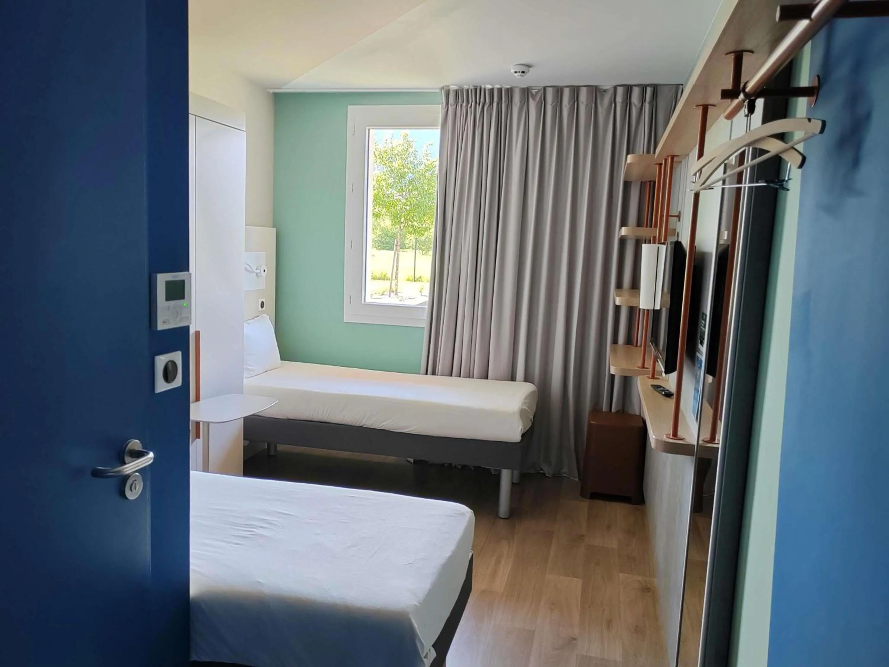 Bedroom, Bed in ibis budget Geneve Saint Genis Pouilly