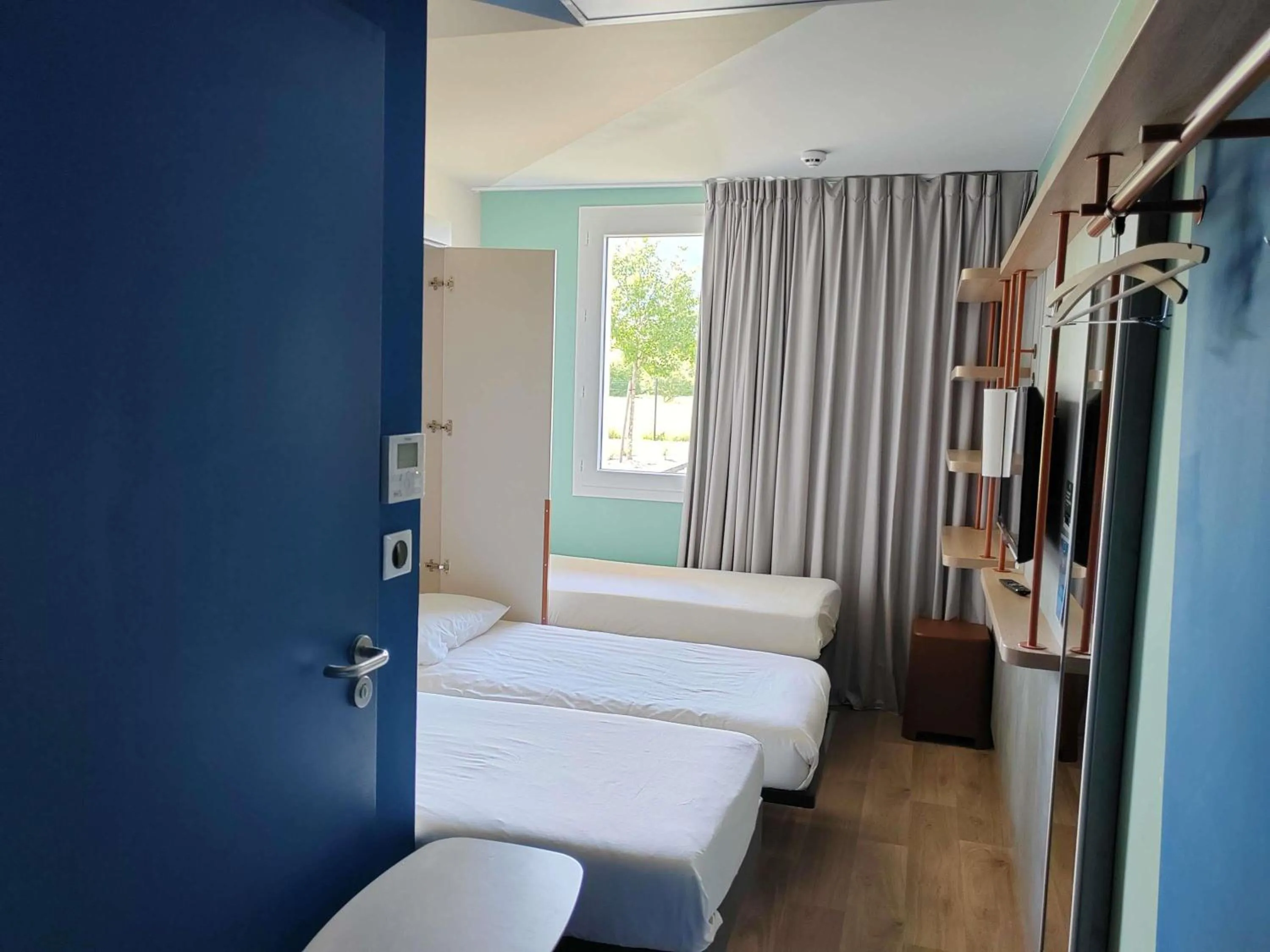 Bedroom, Bed in ibis budget Geneve Saint Genis Pouilly
