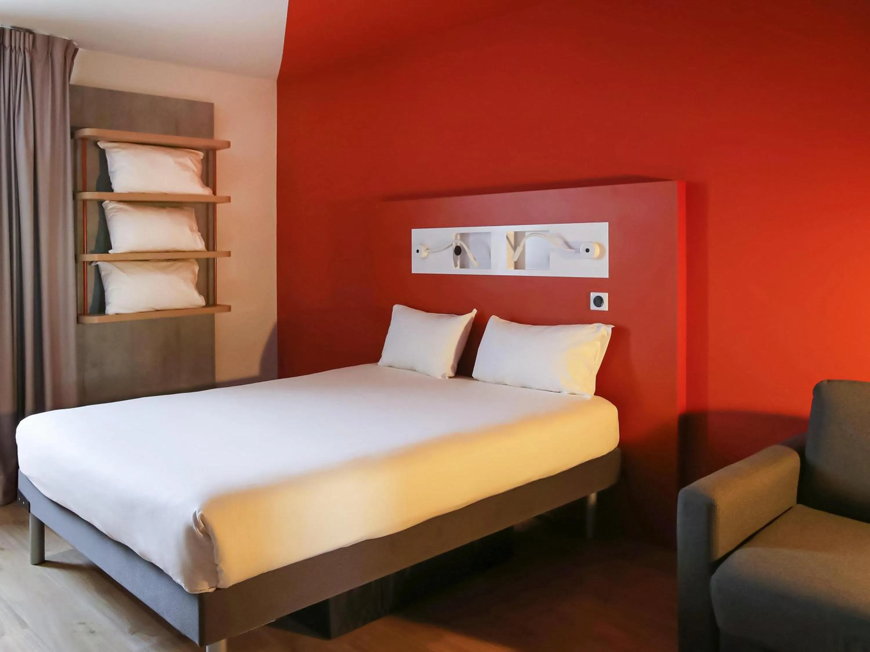 Bedroom, Bed in ibis budget Geneve Saint Genis Pouilly