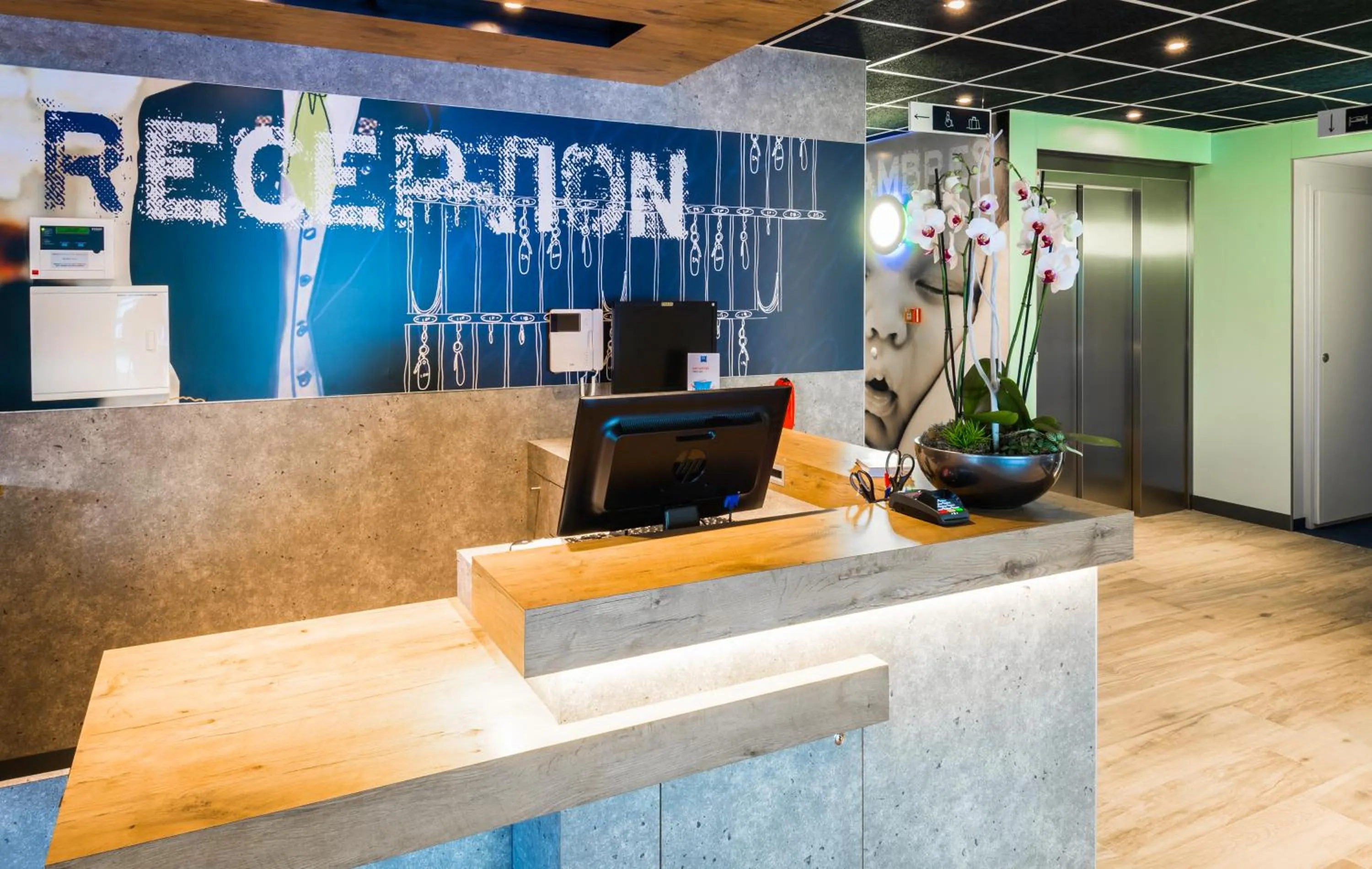 Lobby or reception in ibis budget Geneve Saint Genis Pouilly