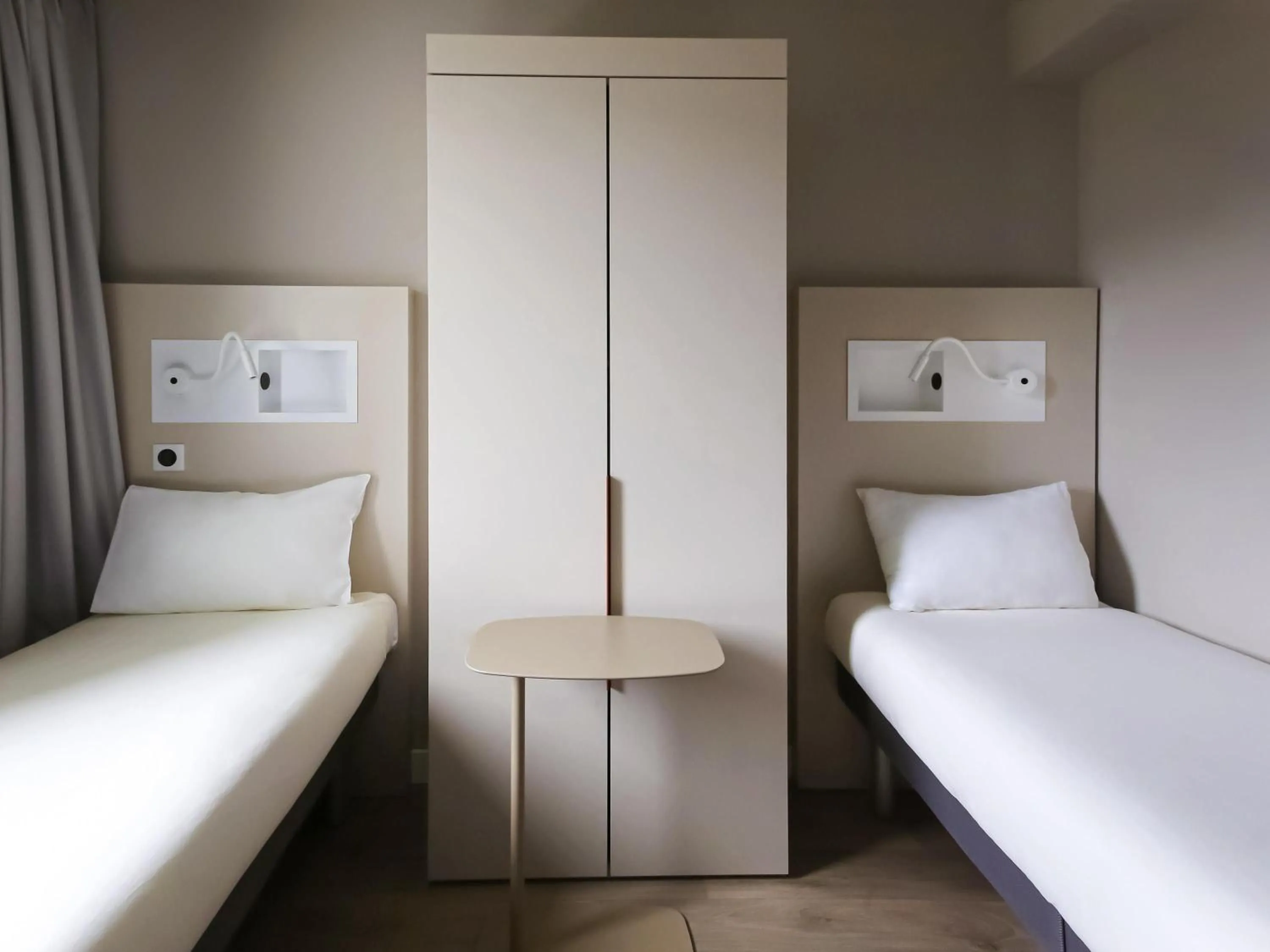 Bedroom, Bed in ibis budget Geneve Saint Genis Pouilly