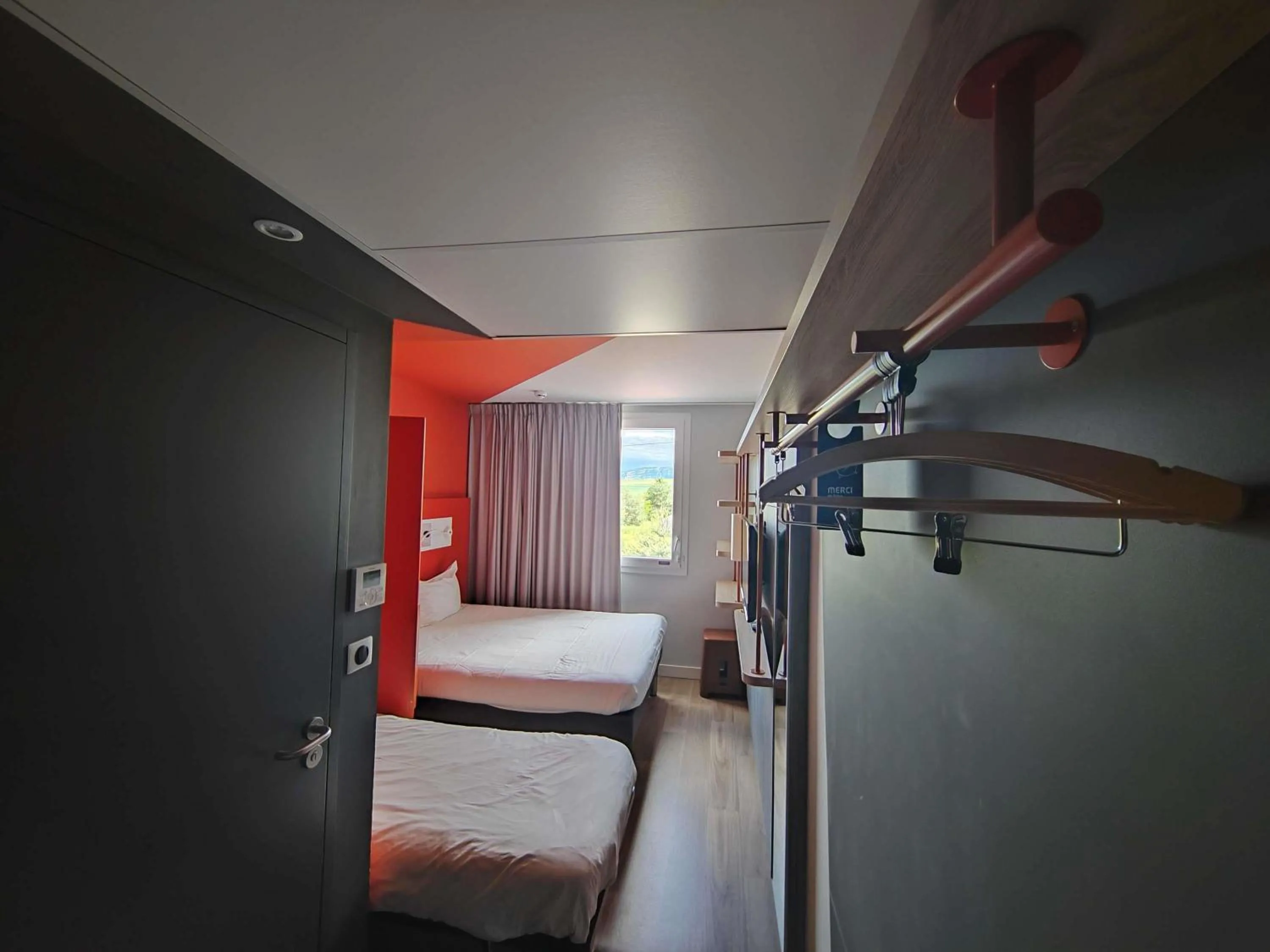 Bedroom, Bed in ibis budget Geneve Saint Genis Pouilly