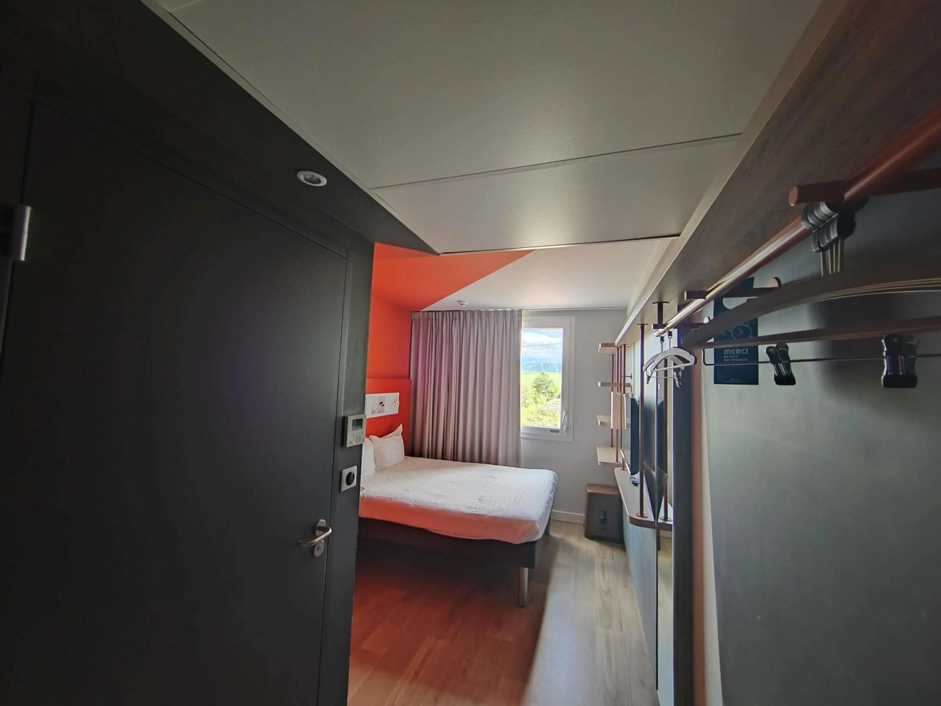 Bedroom, Bed in ibis budget Geneve Saint Genis Pouilly