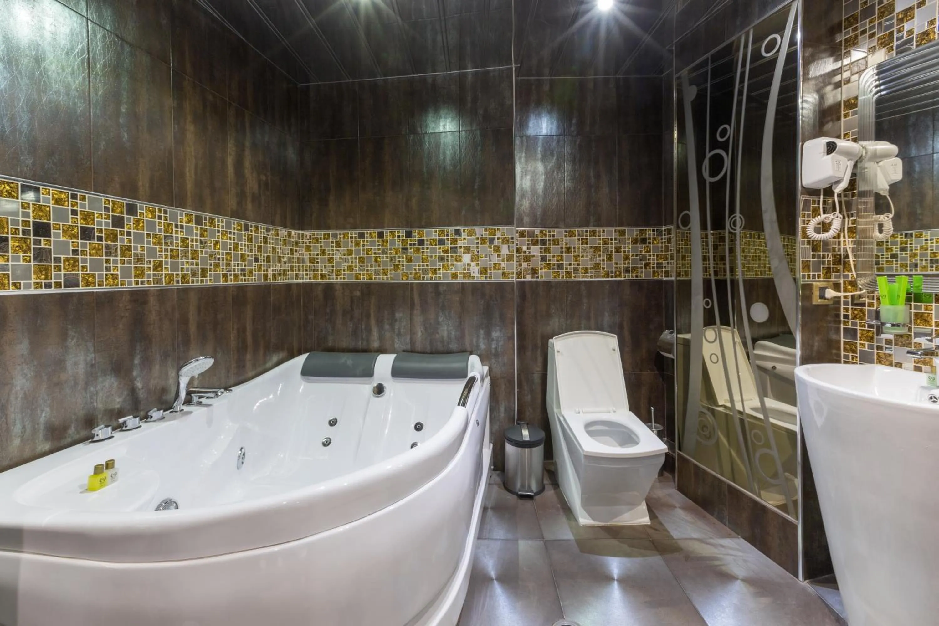 Hot Tub in Green Palace Hotel