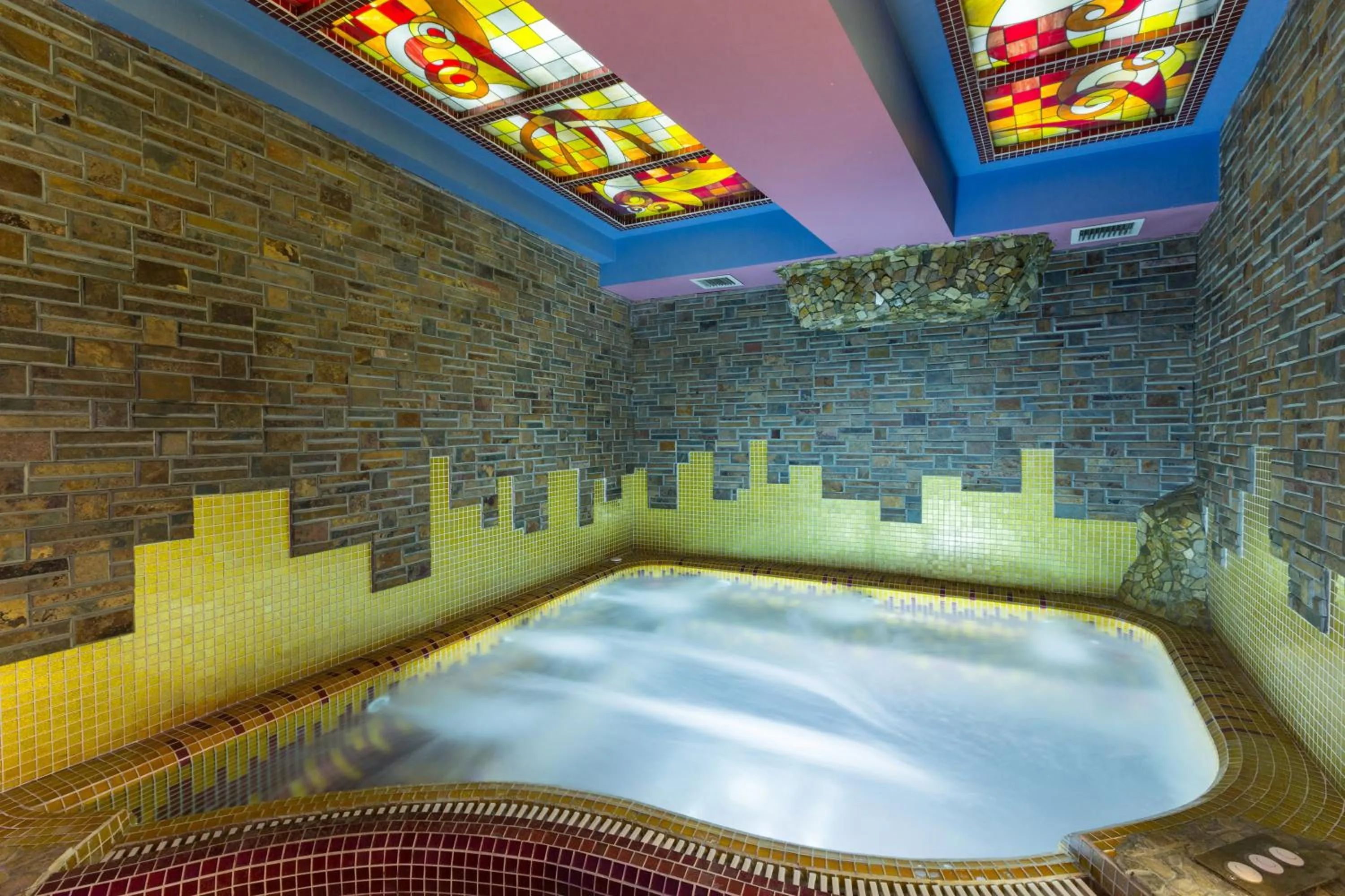 Hot Tub in Green Palace Hotel