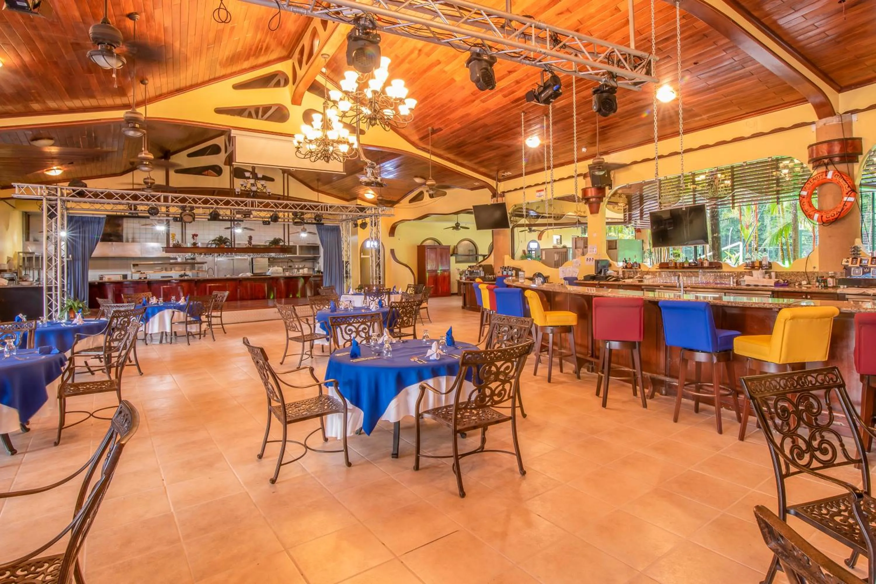 Lounge or bar in Hotel Casa Roland Golfito Resort