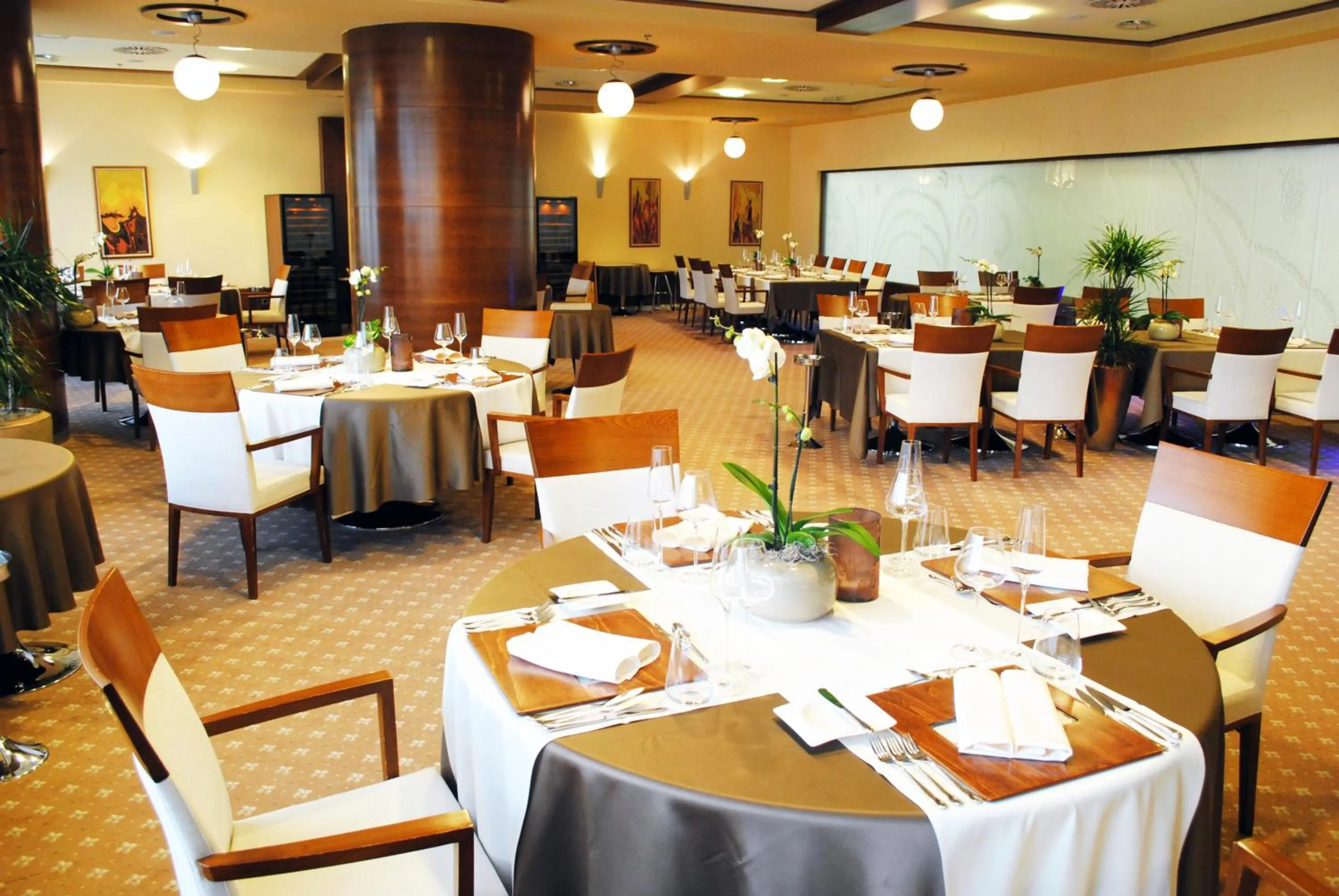 Restaurant/places to eat in Perla, Resort & Entertainment