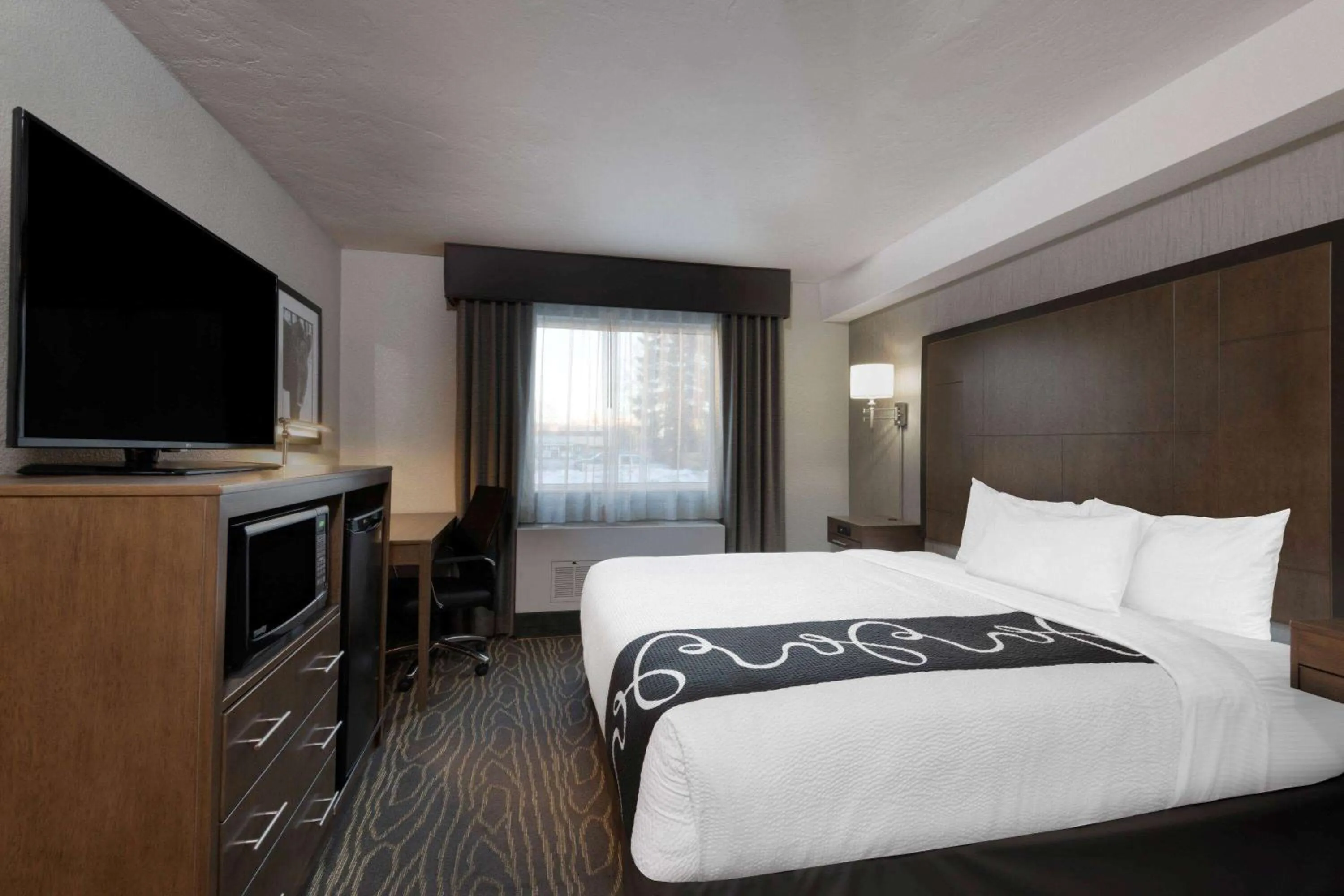 Photo of the whole room, Bed in La Quinta by Wyndham Anchorage Airport