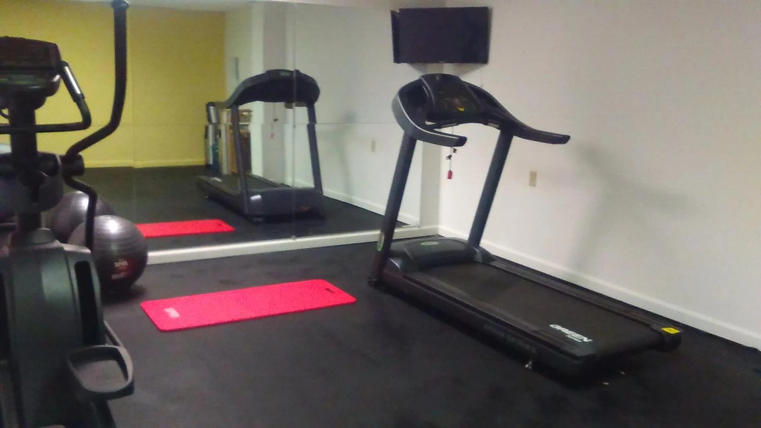 Fitness centre/facilities in Days Inn by Wyndham Cleveland Lakewood