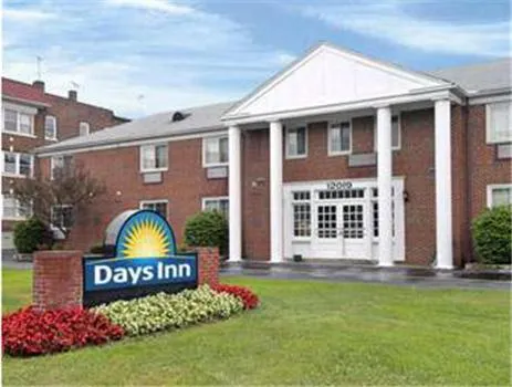 Facade/entrance in Days Inn by Wyndham Cleveland Lakewood