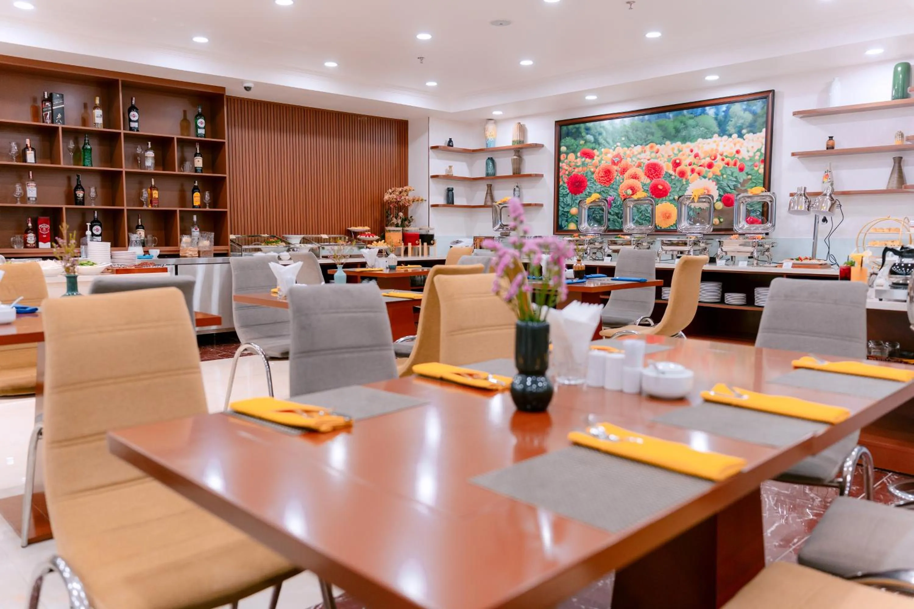 Restaurant/places to eat in DAHLIALAND SAIGON HOTEL & SWIMMING PooL