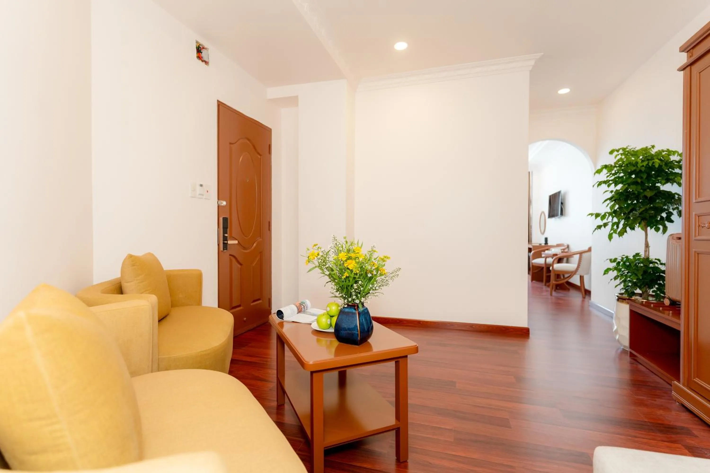 DAHLIALAND SAIGON HOTEL & SWIMMING PooL