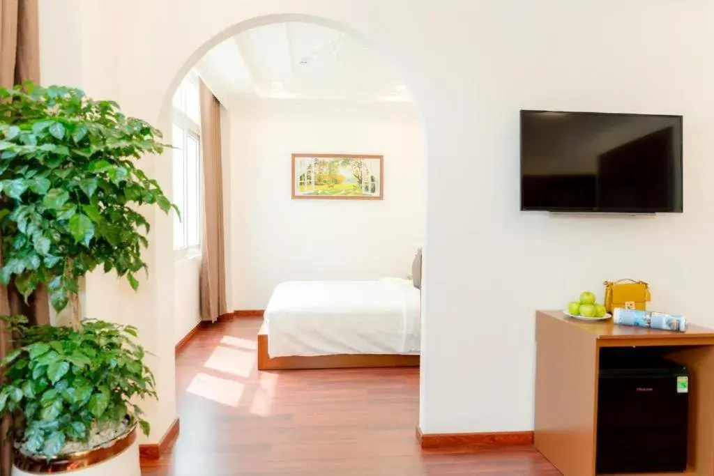 King Room with Balcony in DAHLIALAND SAIGON HOTEL & SWIMMING PooL King Room with Balcony in DAHLIALAND SAIGON HOTEL & SWIMMING PooL