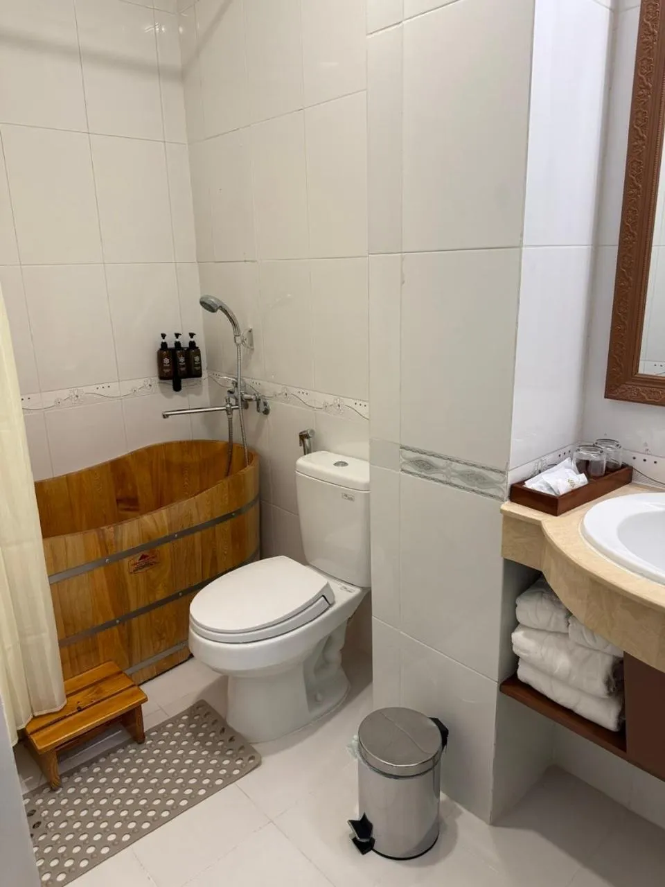 DAHLIALAND SAIGON HOTEL & SWIMMING PooL