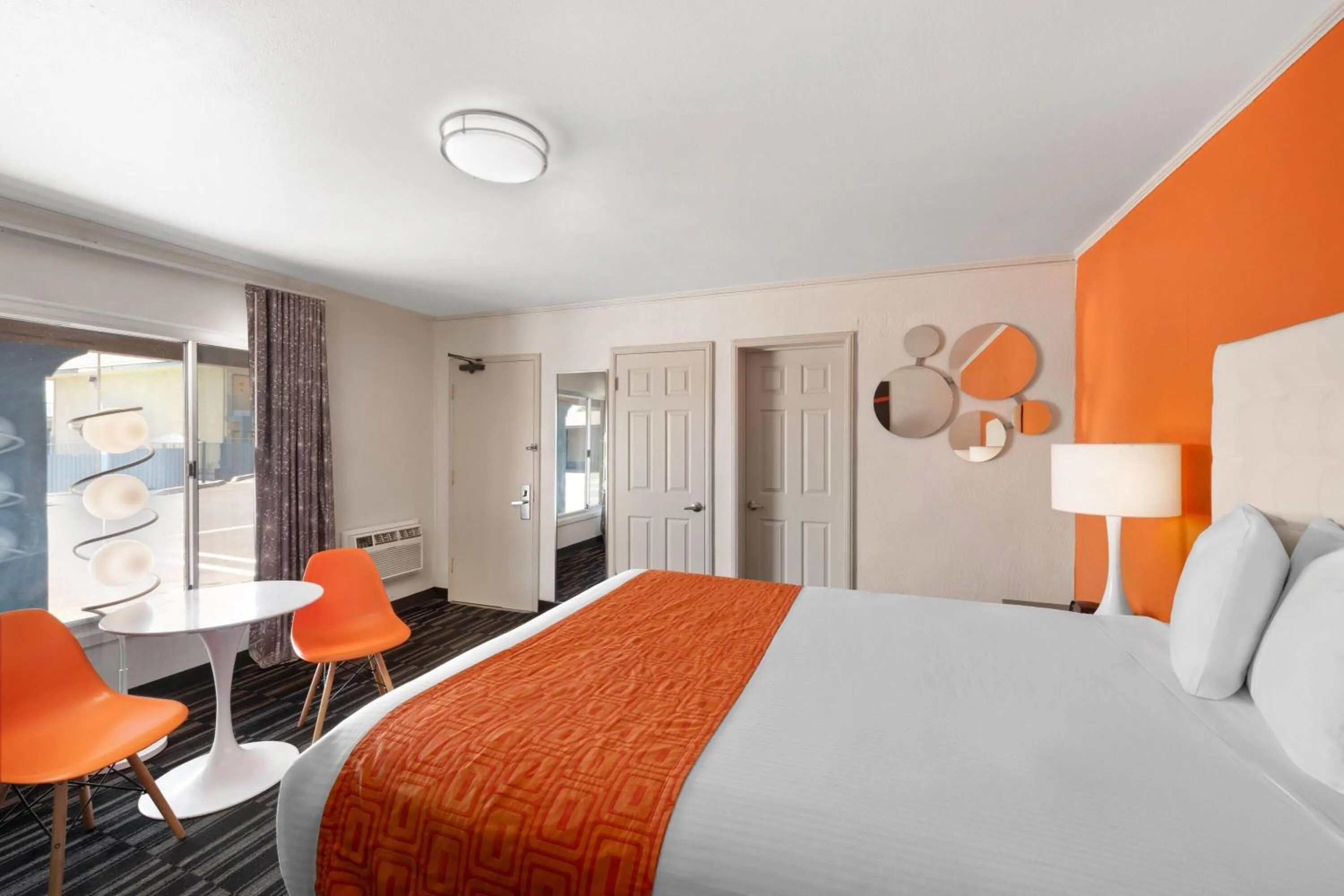 Photo of the whole room, Bed in Howard Johnson by Wyndham Modesto Ceres