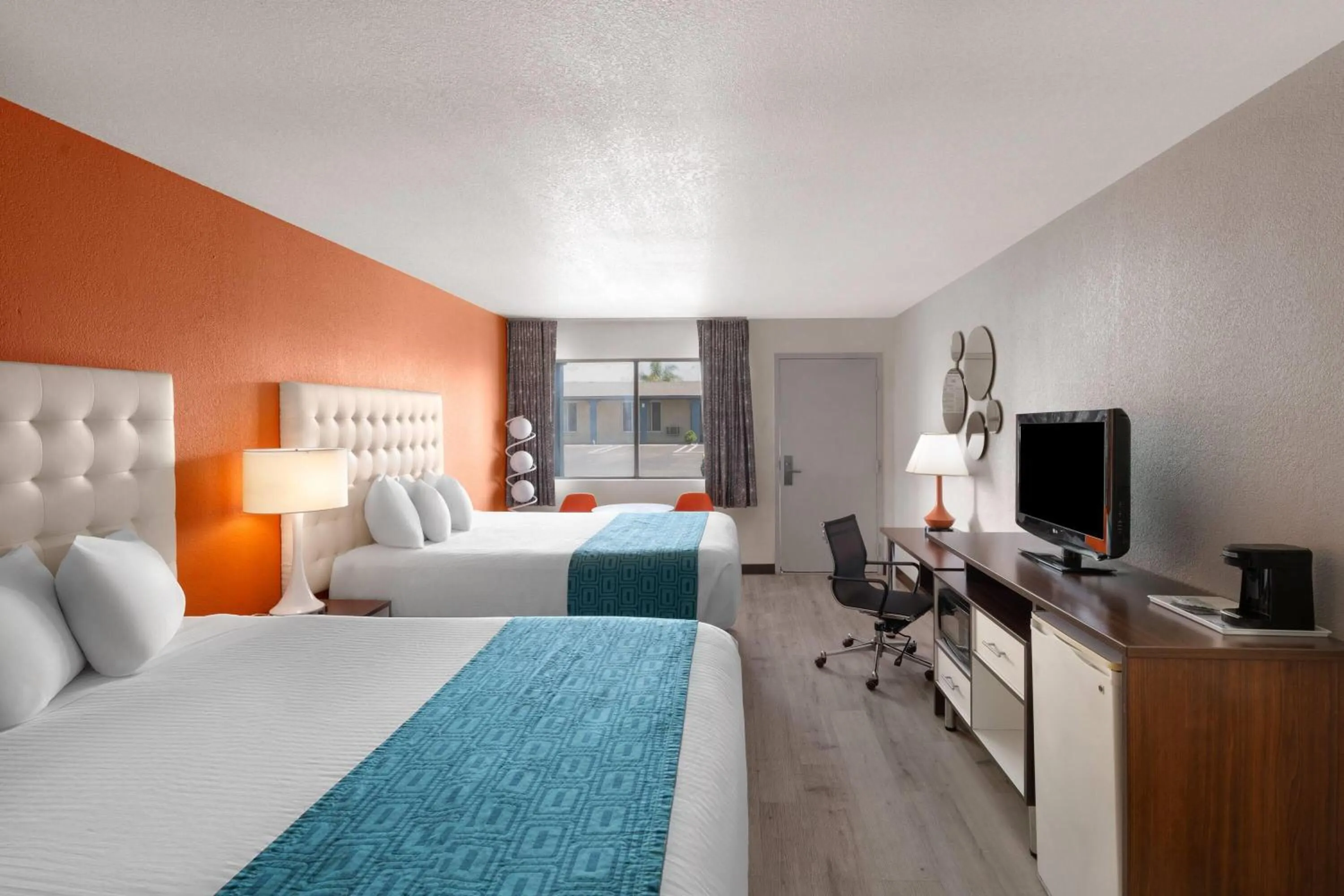 Photo of the whole room, Bed in Howard Johnson by Wyndham Modesto Ceres