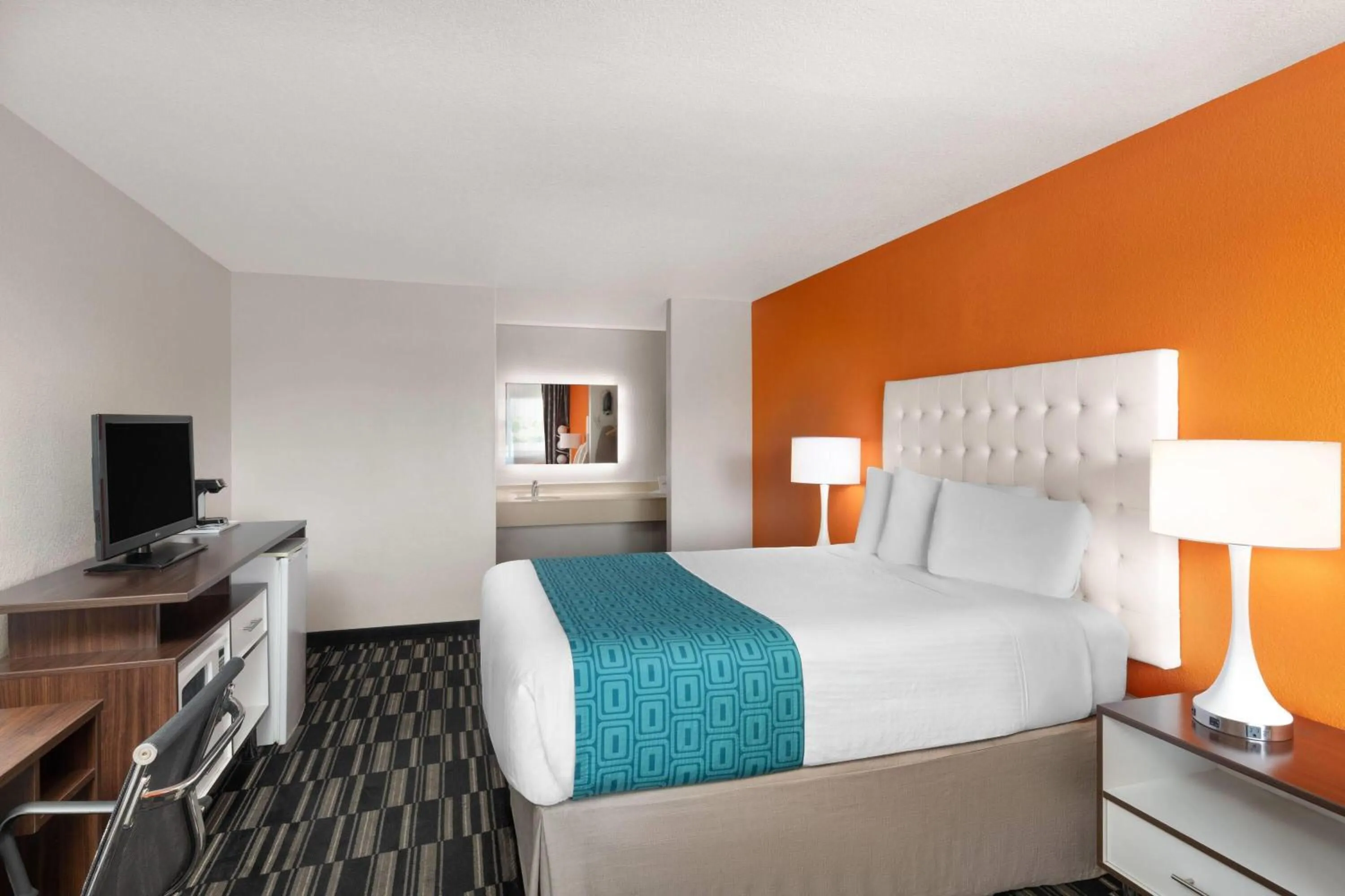 Photo of the whole room, Bed in Howard Johnson by Wyndham Modesto Ceres