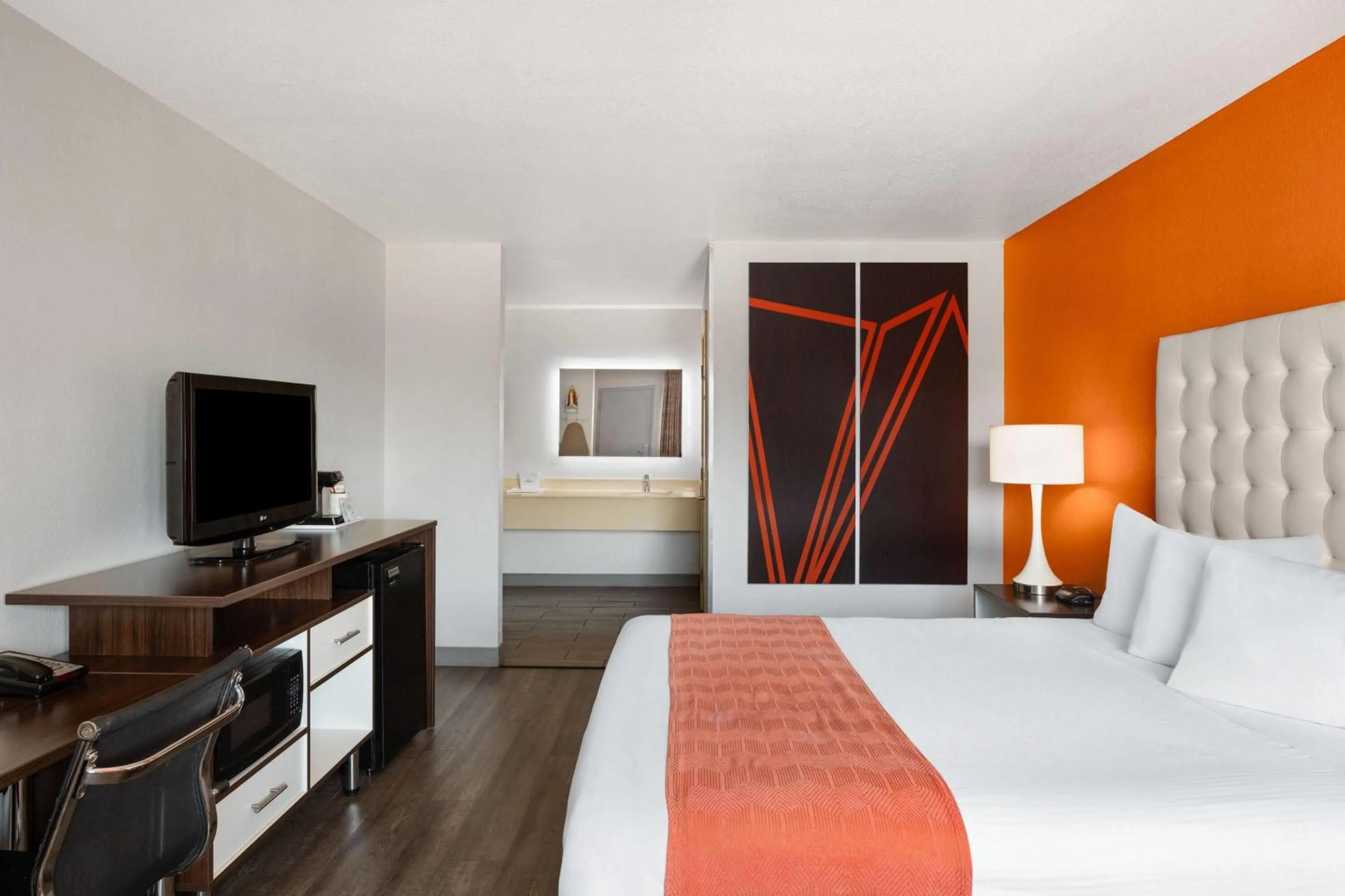 Photo of the whole room, Bed in Howard Johnson by Wyndham Modesto Ceres