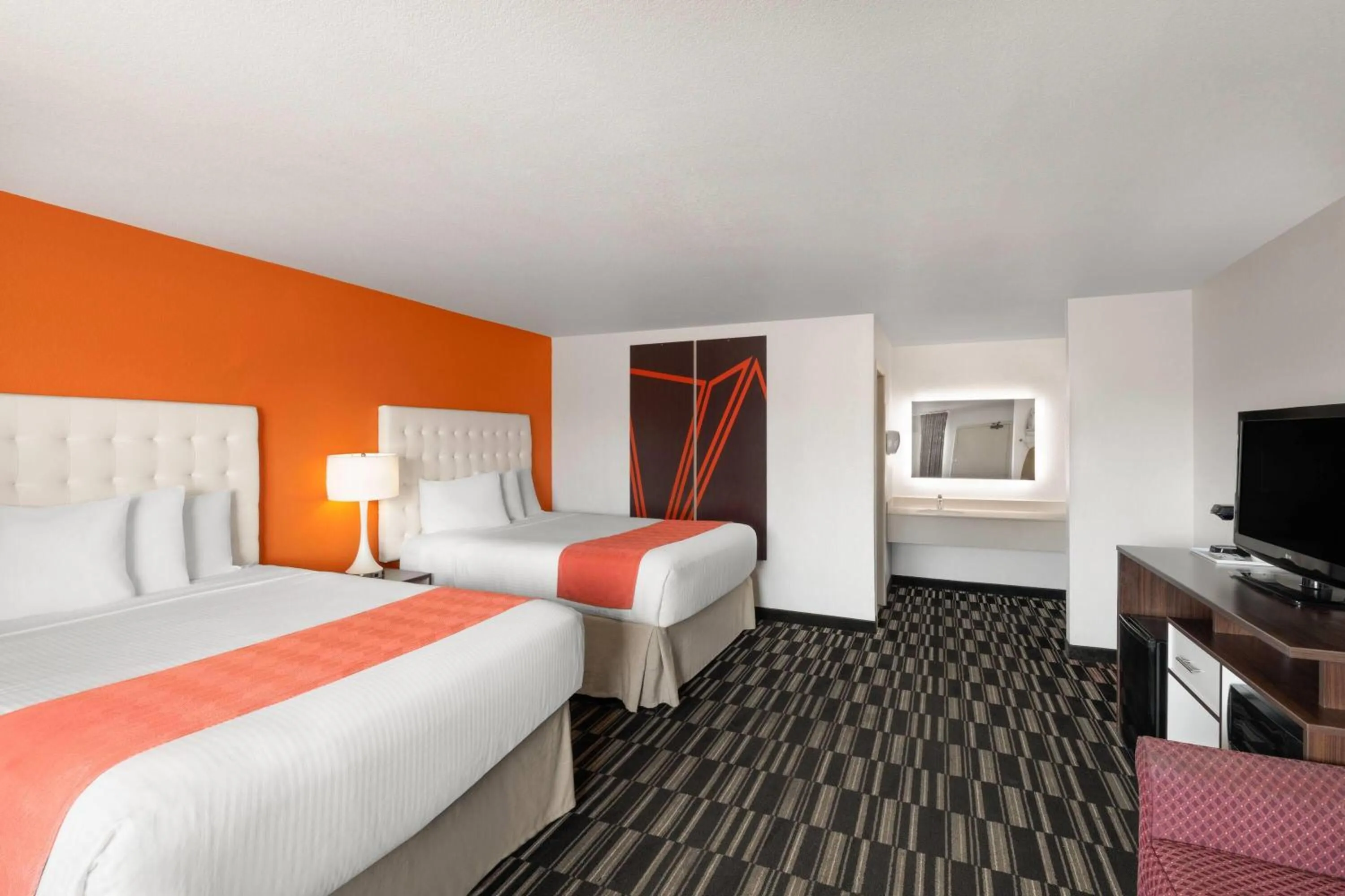 Photo of the whole room, Bed in Howard Johnson by Wyndham Modesto Ceres