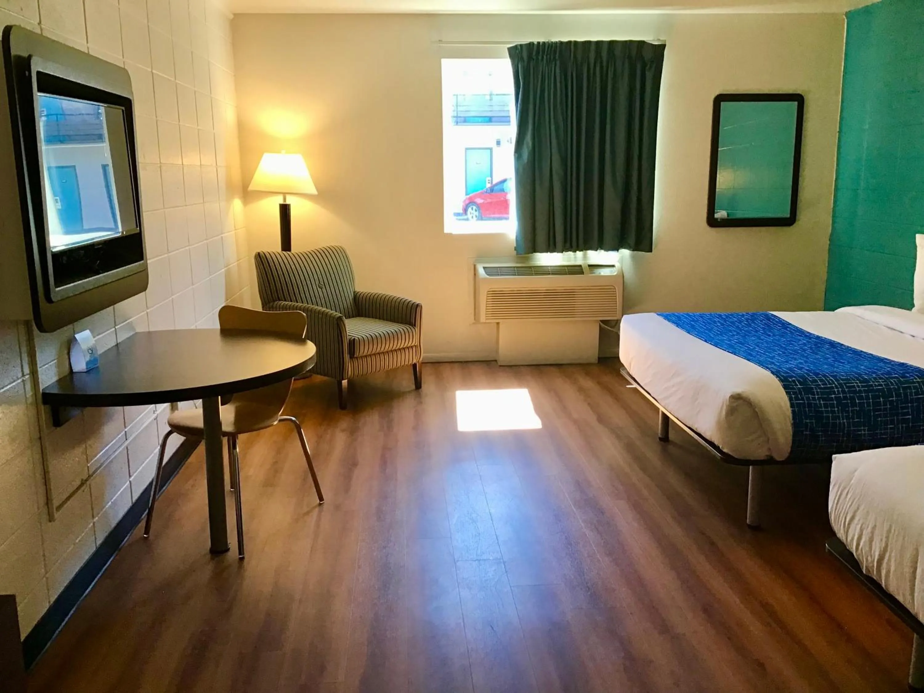 Photo of the whole room, Bed in Travelodge Inn & Suites by Wyndham Missoula University Park